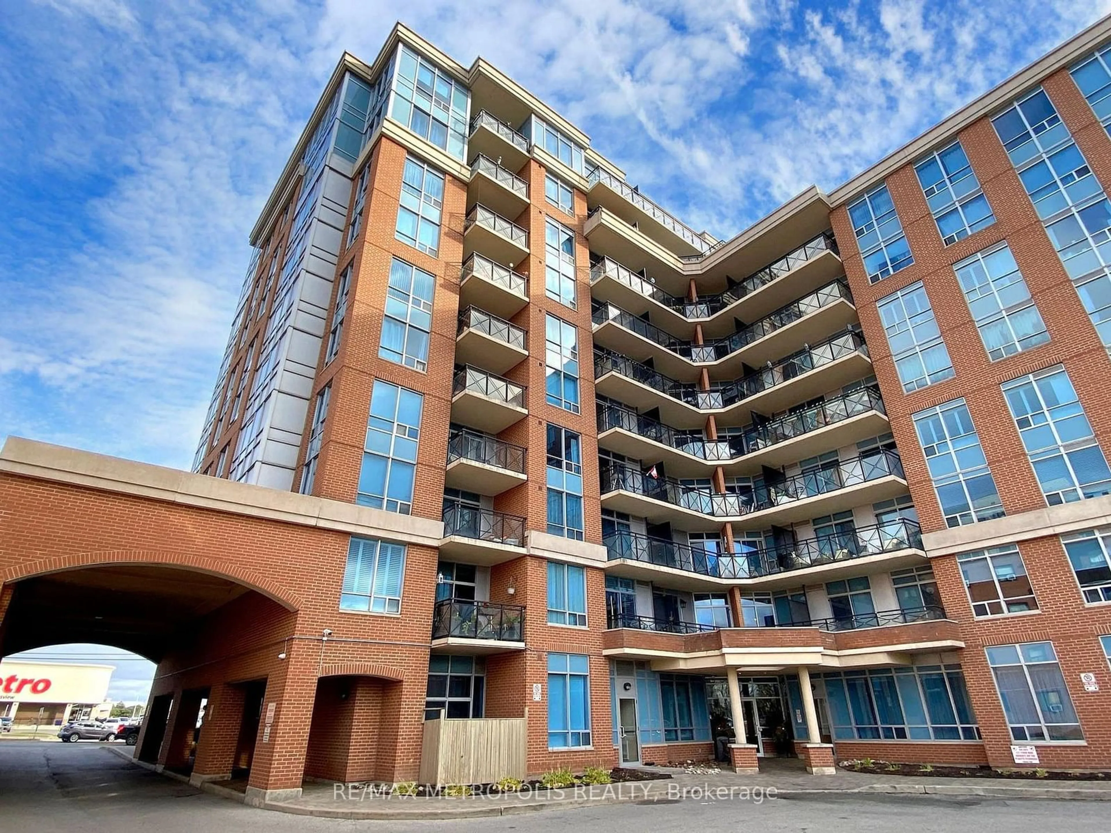 A pic from exterior of the house or condo, the front or back of building for 2772 keele st St #807, Toronto Ontario M3M 0A3