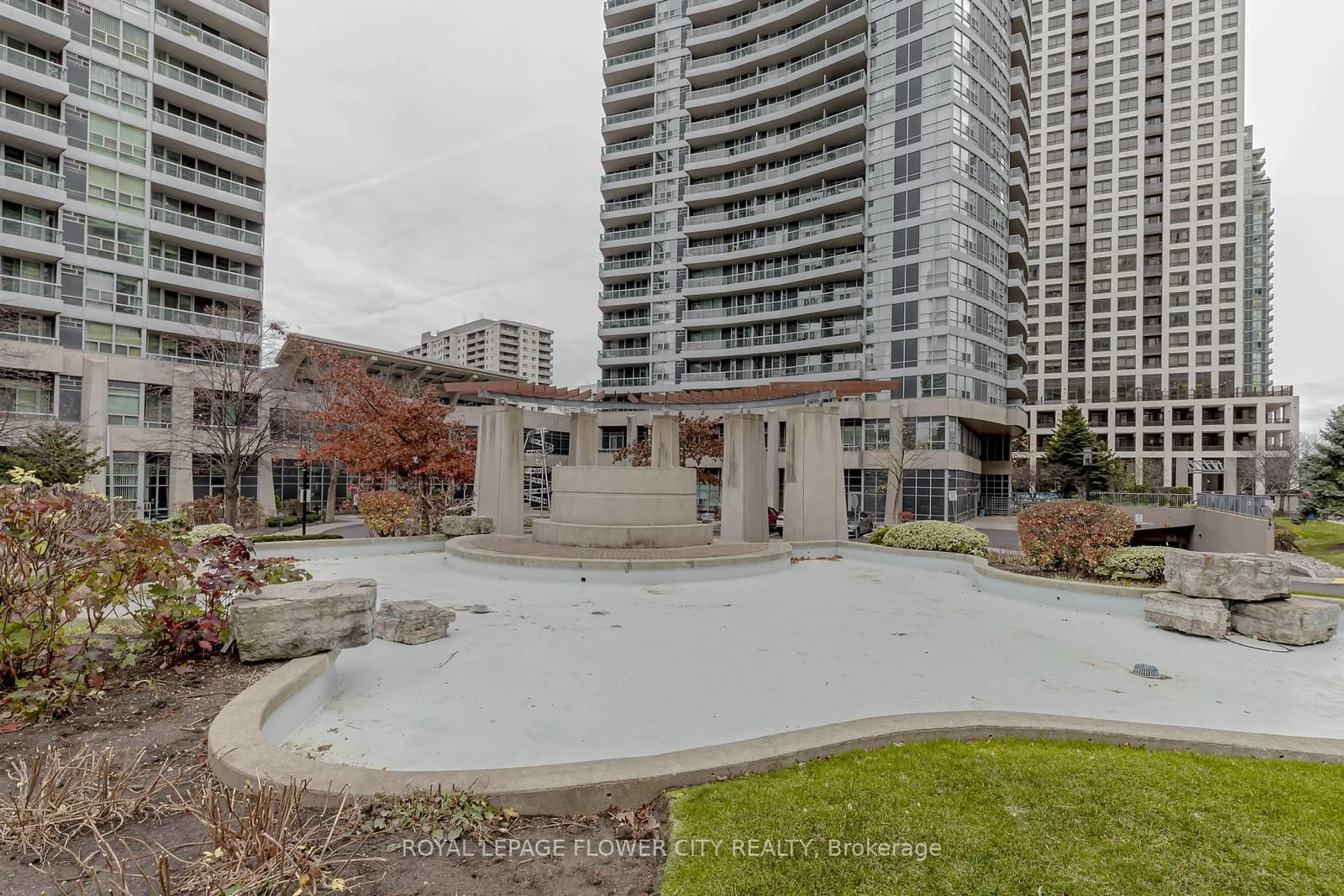 A pic from exterior of the house or condo, the street view for 1 Elm Dr #1607, Mississauga Ontario L5B 4M1