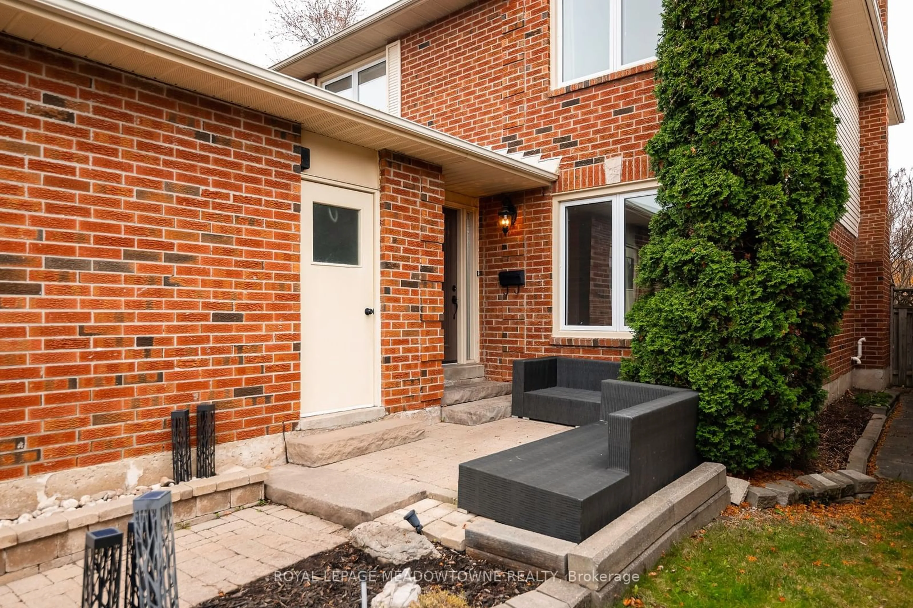 Home with brick exterior material for 8 Cranmore Crt, Brampton Ontario L6Z 2Z9