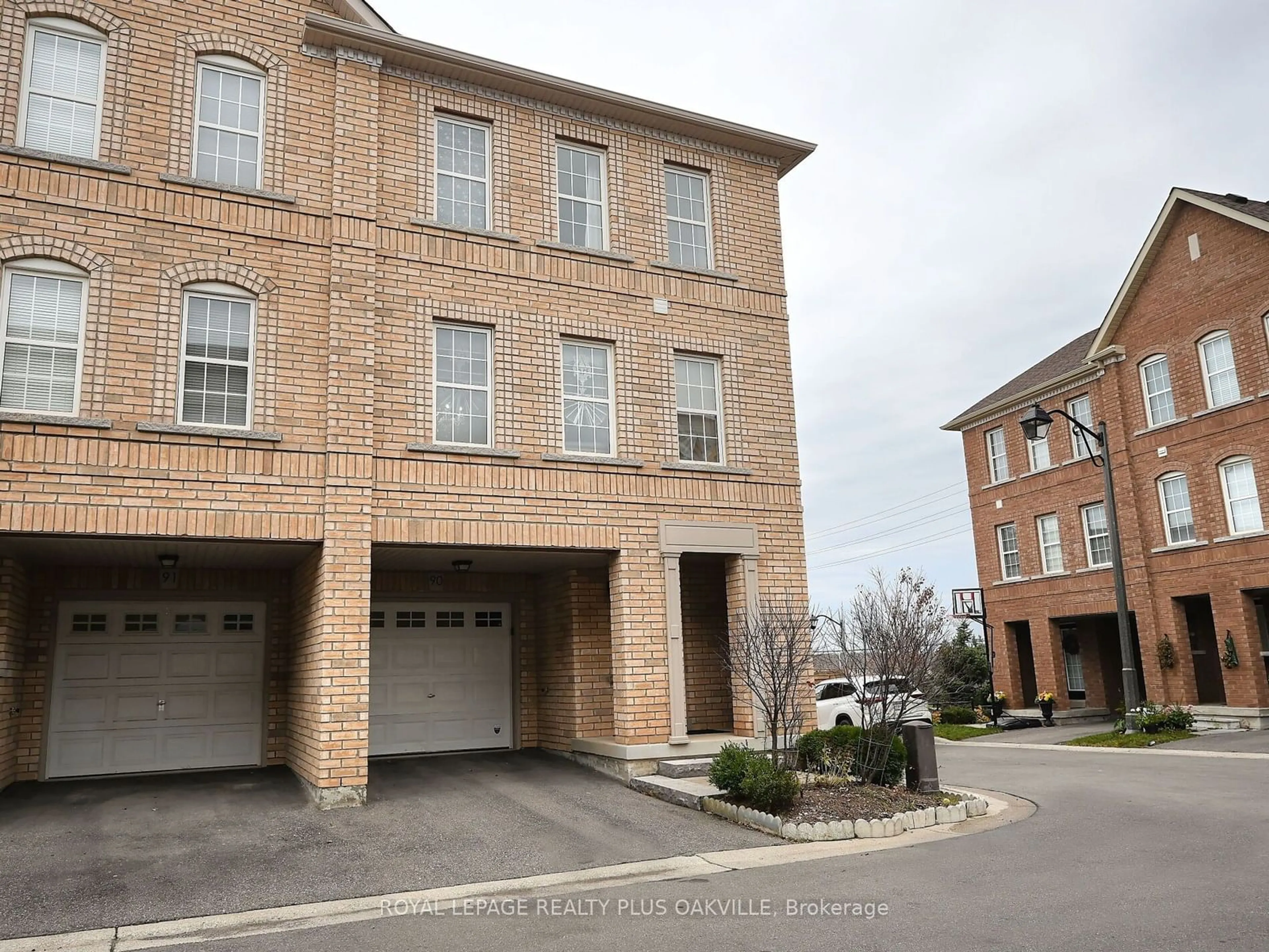 A pic from exterior of the house or condo, the street view for 2280 Baronwood Dr #90, Oakville Ontario L6M 0K4