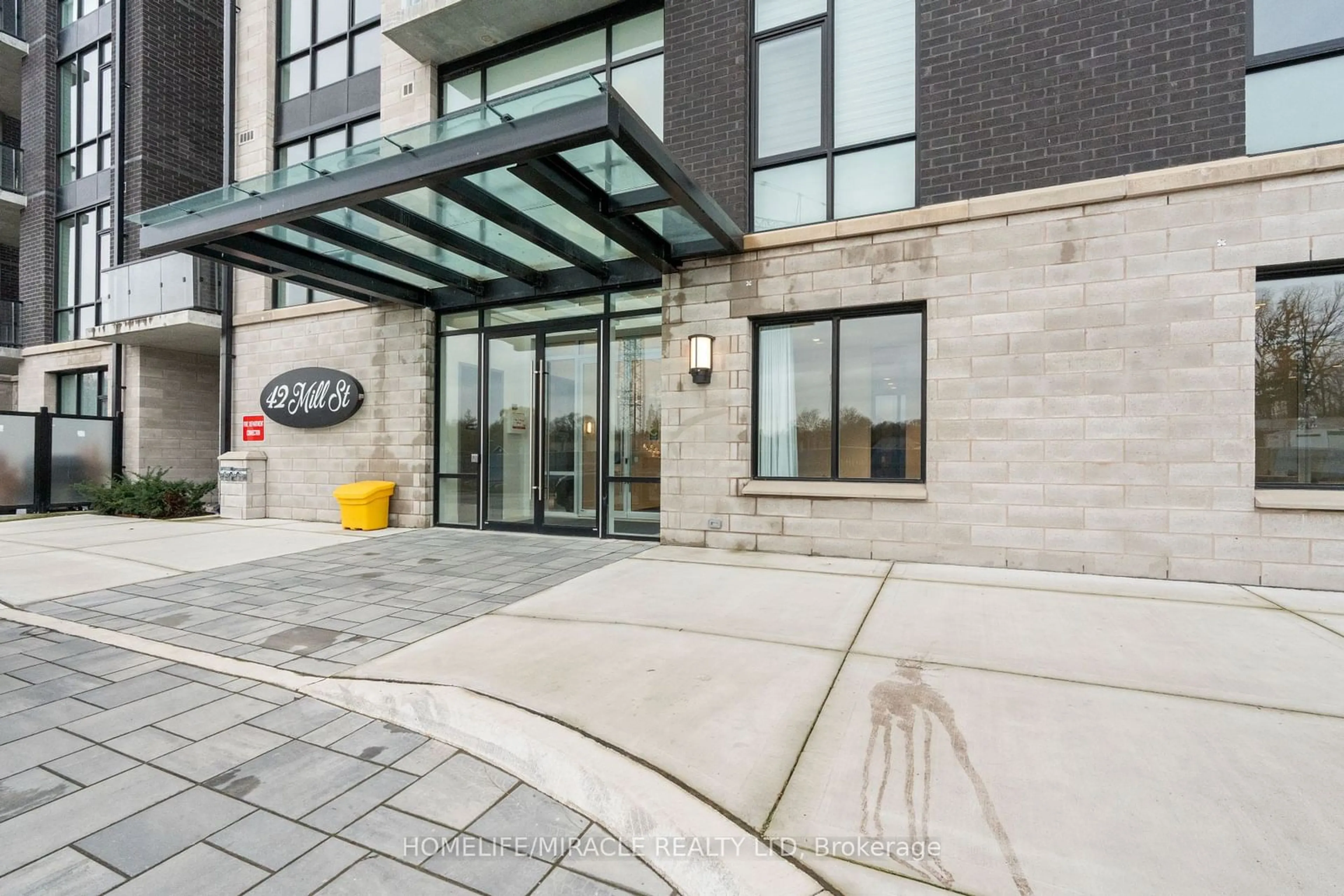 Indoor foyer, cement floor for 42 Mill St #414, Halton Hills Ontario L7G 0P9