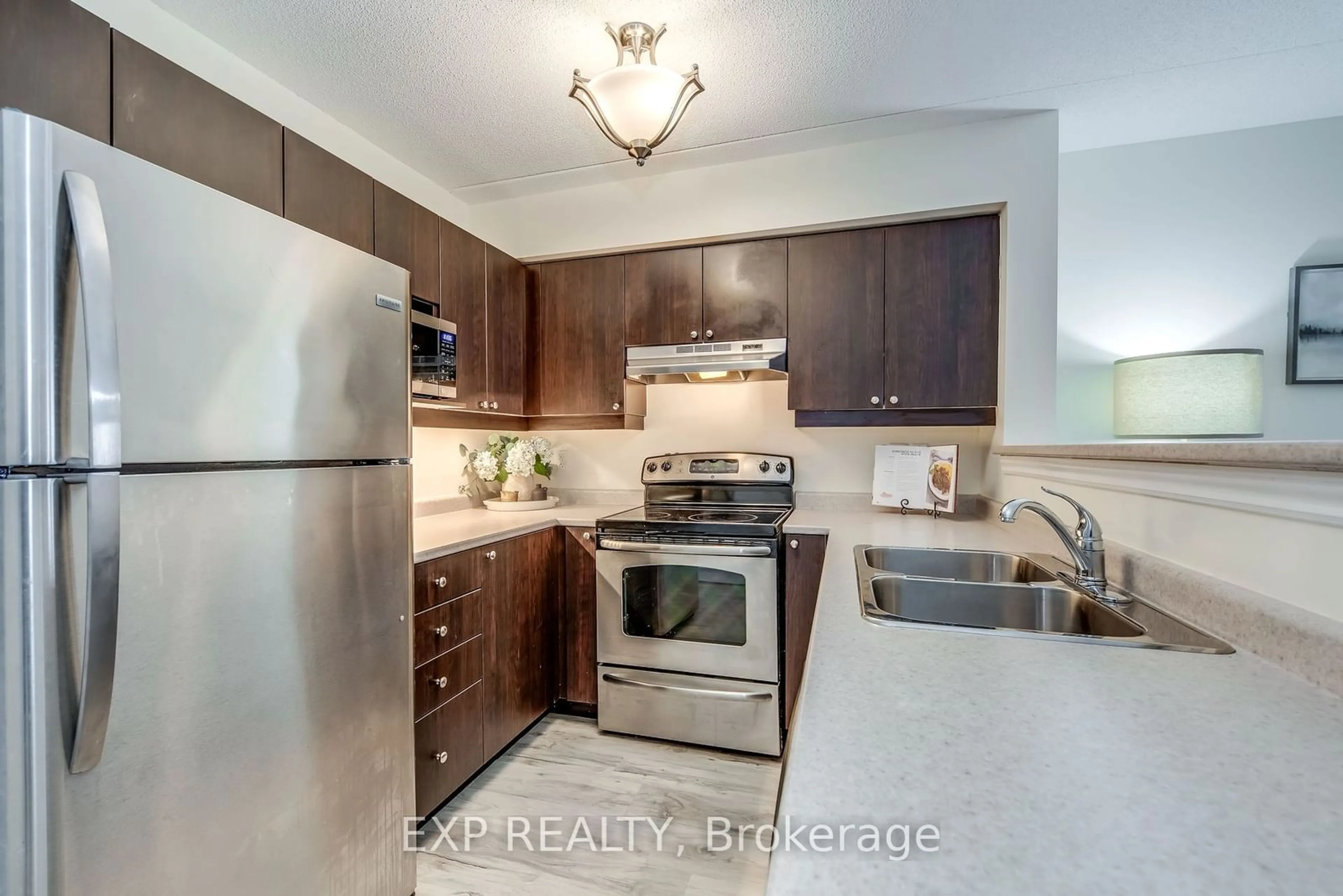 Standard kitchen for 1380 Main St #309, Milton Ontario L9T 7S4