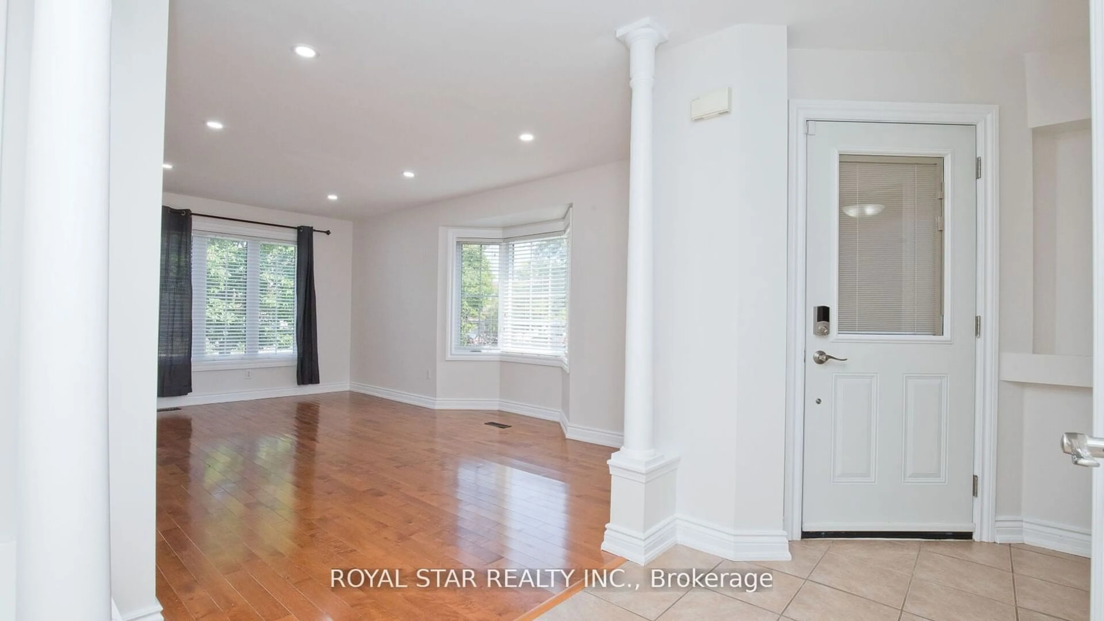 Indoor entryway, wood floors for 2964 Jackson Dr, Burlington Ontario L7M 4K6