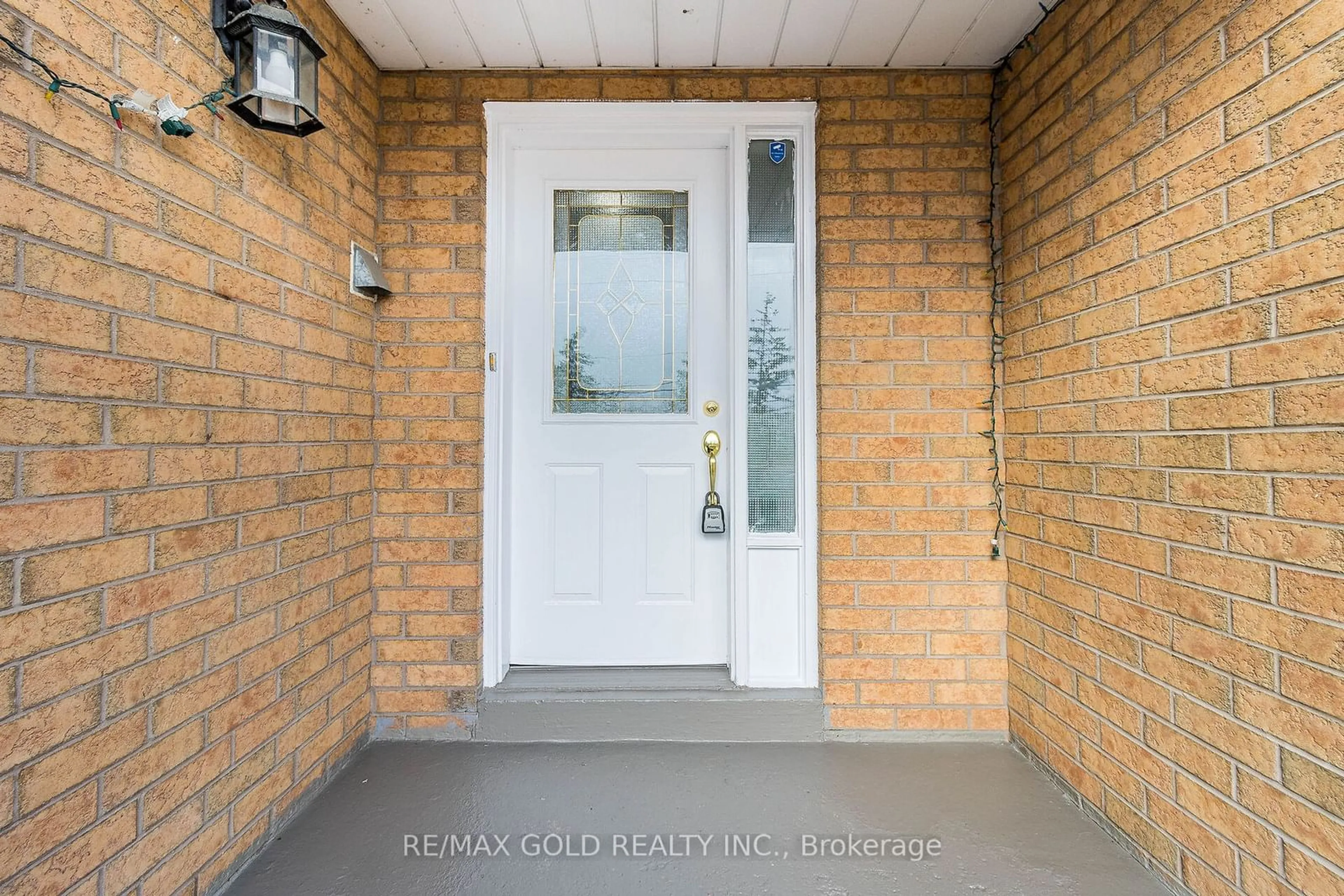 Indoor entryway, wood floors for 130 Toba Cres, Brampton Ontario L6Z 4R9