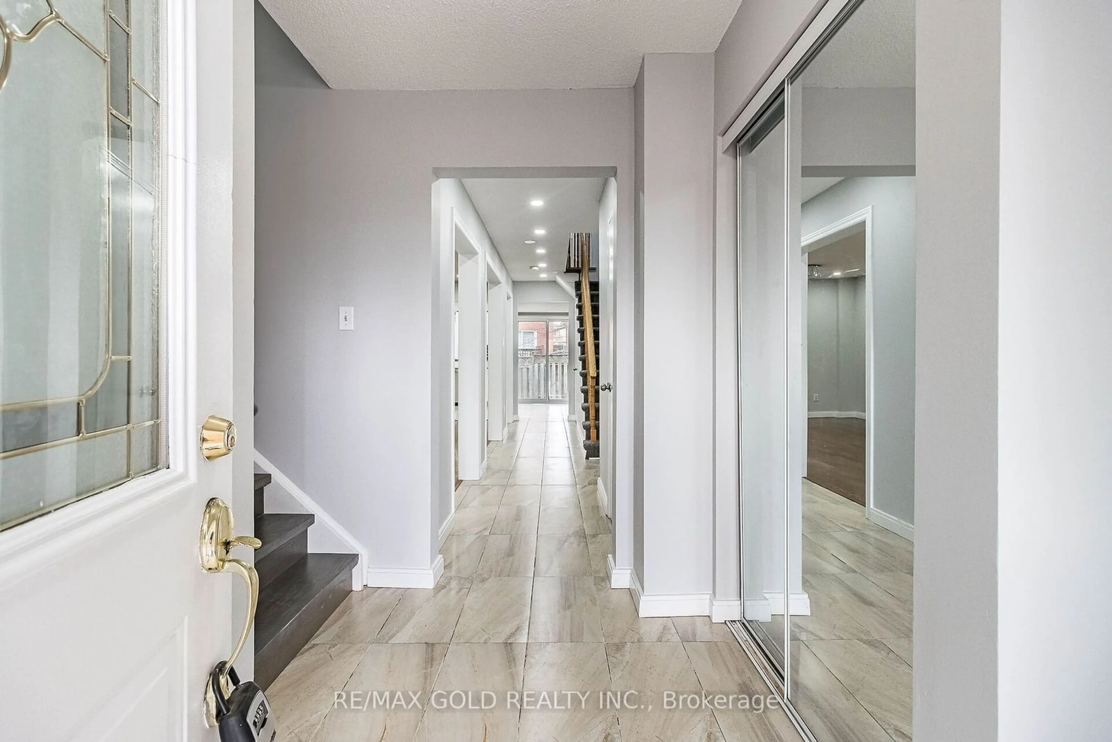 Indoor entryway, wood floors for 130 Toba Cres, Brampton Ontario L6Z 4R9