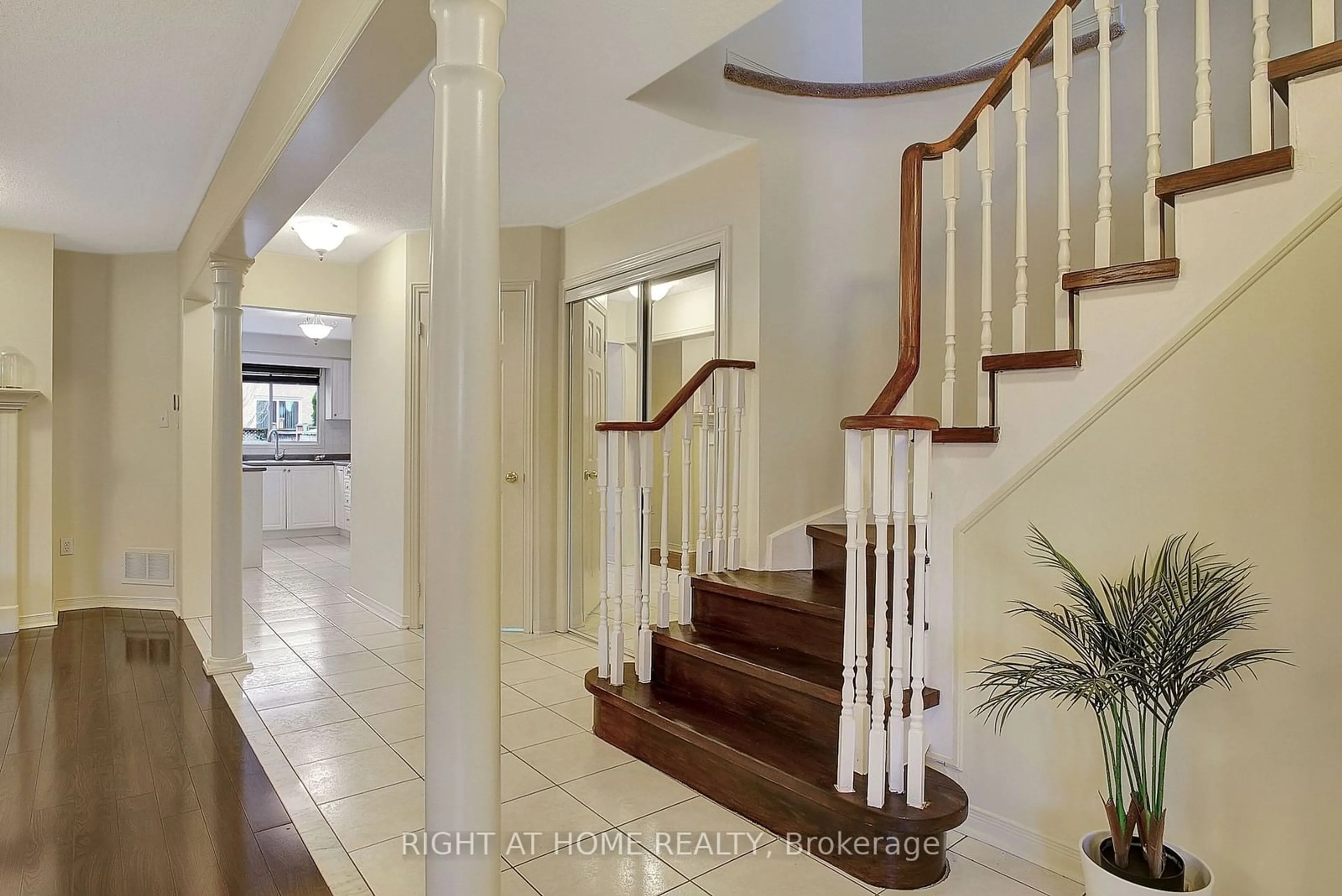 Indoor foyer, wood floors for 3114 Wheatstone Ave, Mississauga Ontario L5B 4J5