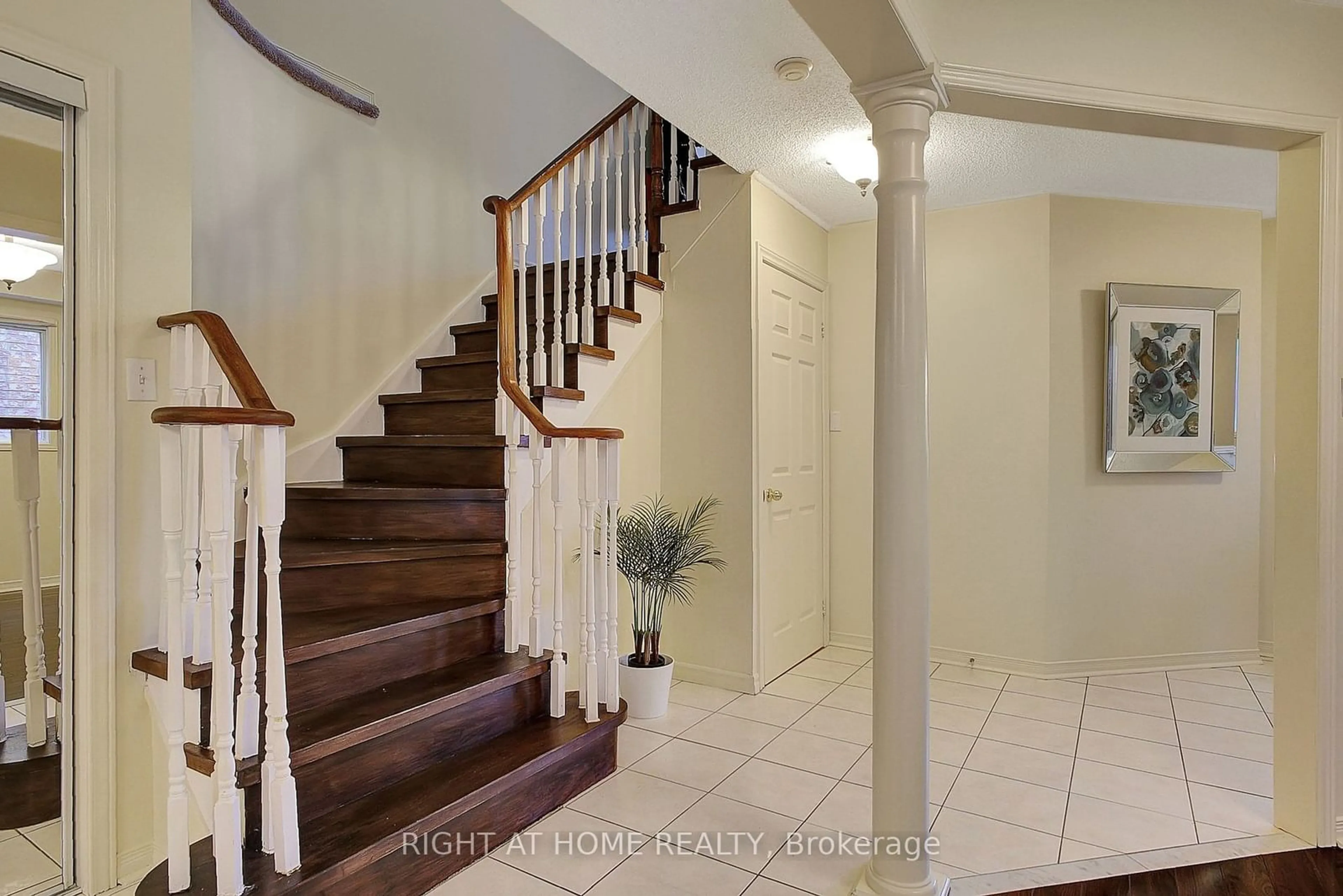 Indoor foyer, wood floors for 3114 Wheatstone Ave, Mississauga Ontario L5B 4J5