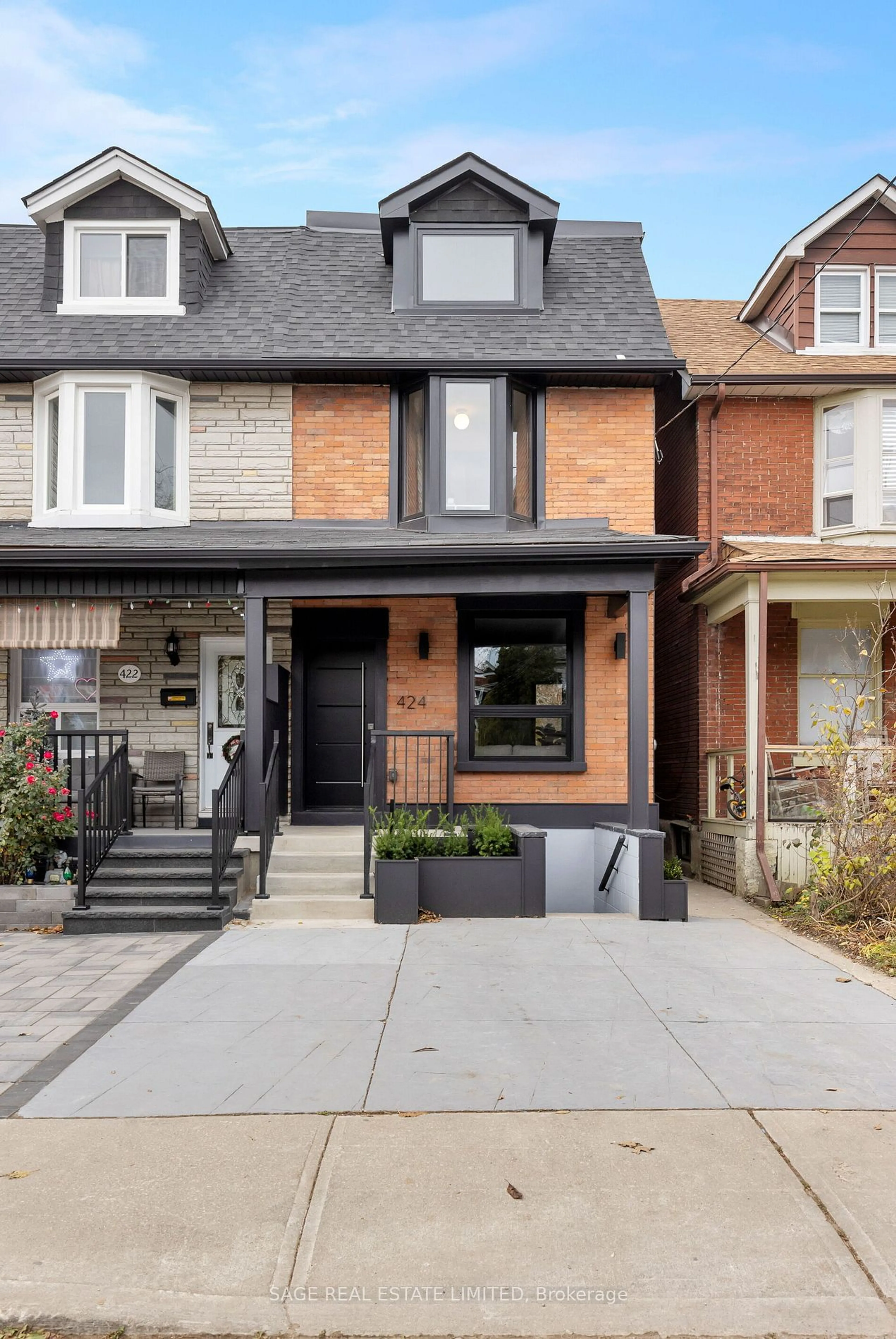 Home with brick exterior material for 424 Delaware Ave, Toronto Ontario M6H 2T9