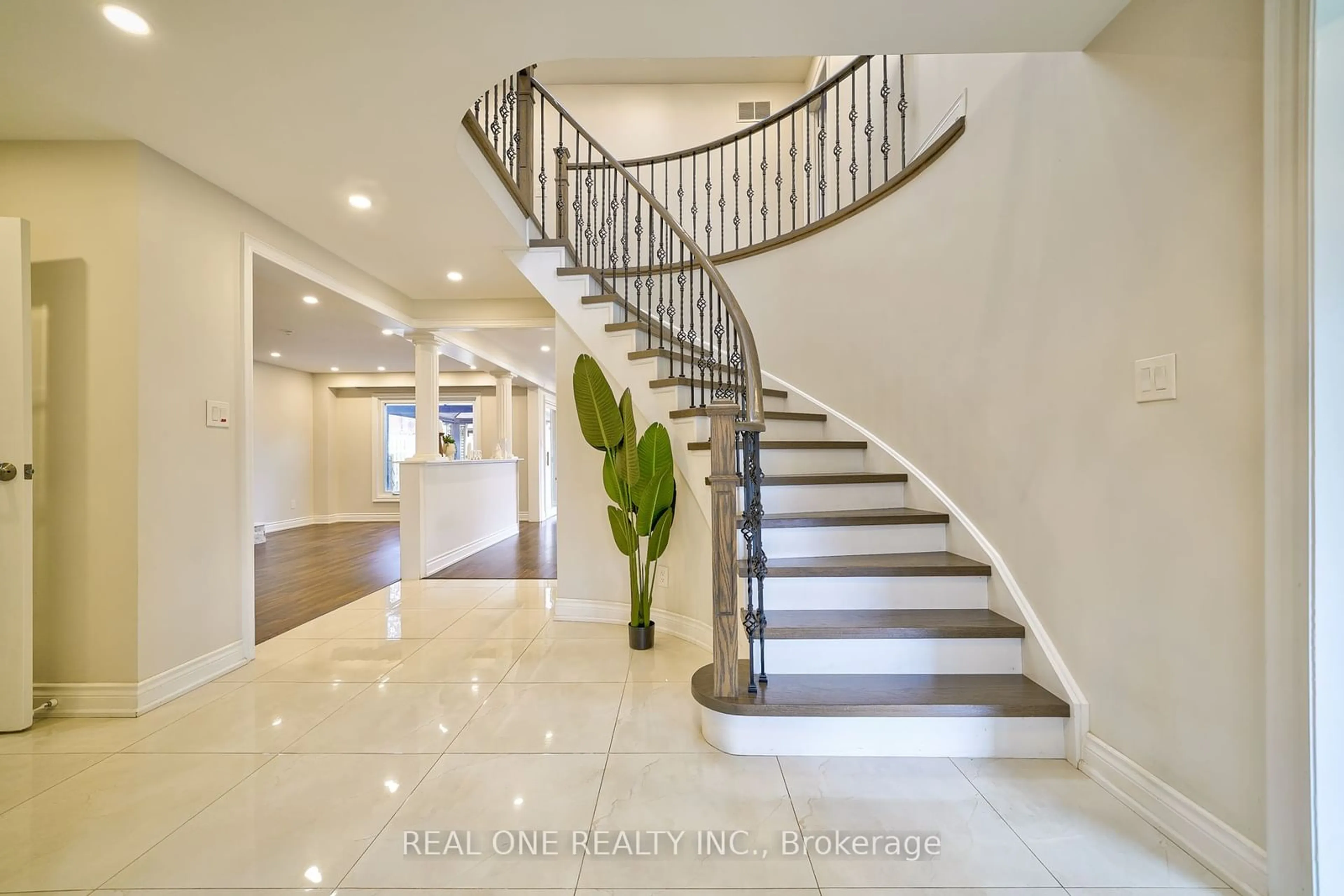 Indoor foyer, ceramic floors for 1175 Old Abbey Lane, Oakville Ontario L6M 1M9