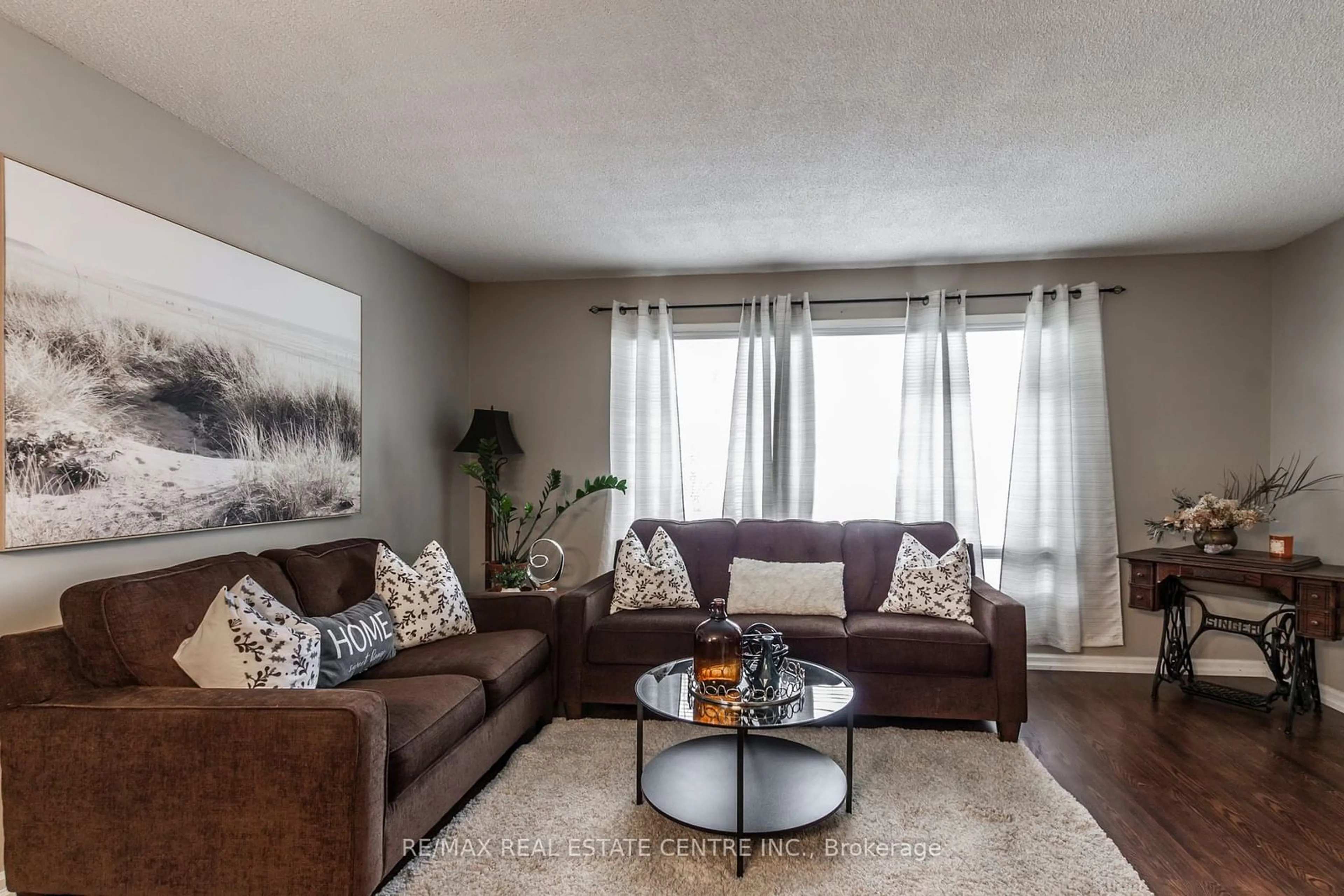 Living room, carpet floors for 34 Milton Heights Cres, Milton Ontario L9T 2W7