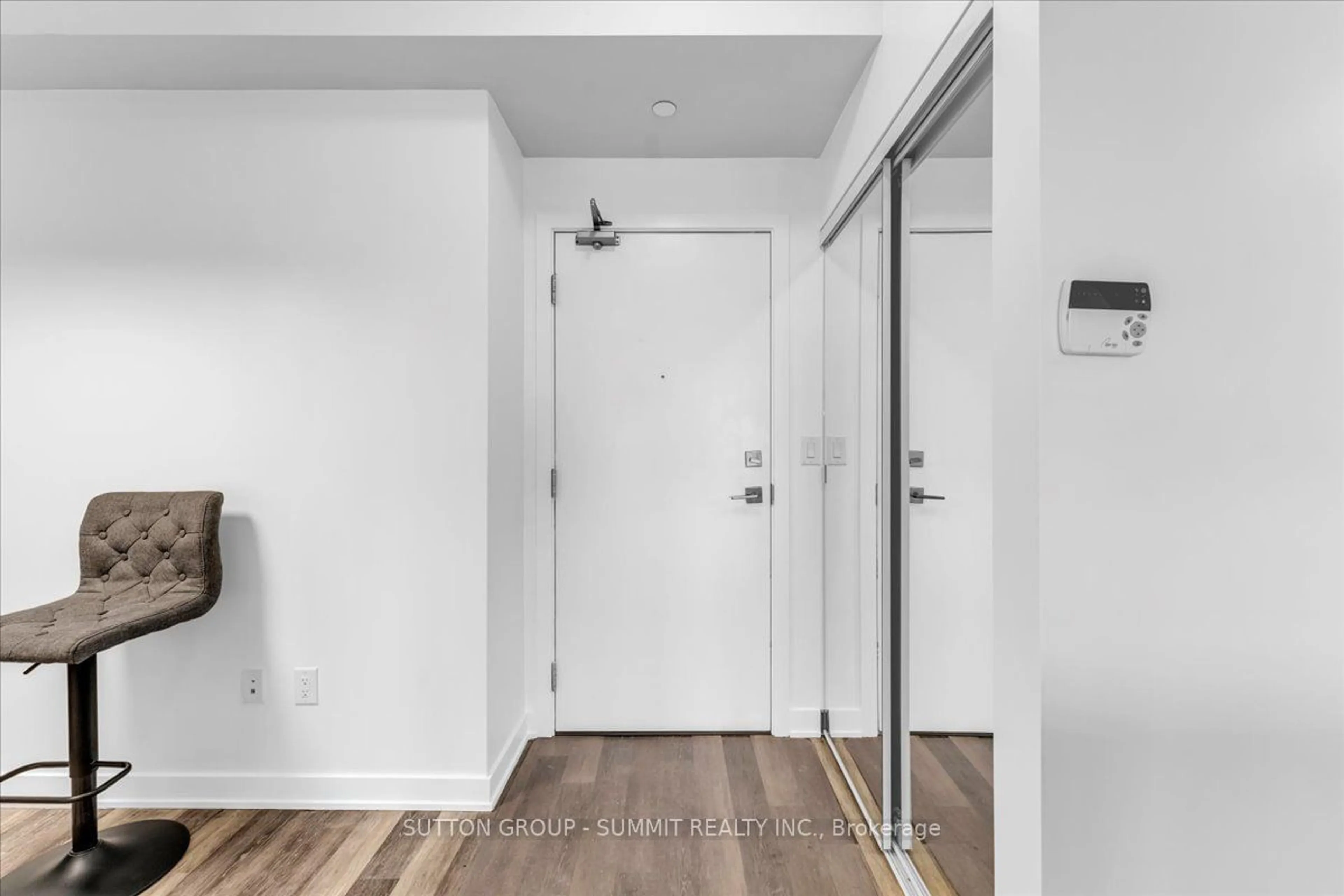 Indoor entryway, wood floors for 4633 GLEN ERIN Dr #1010, Mississauga Ontario L5M 0Y6