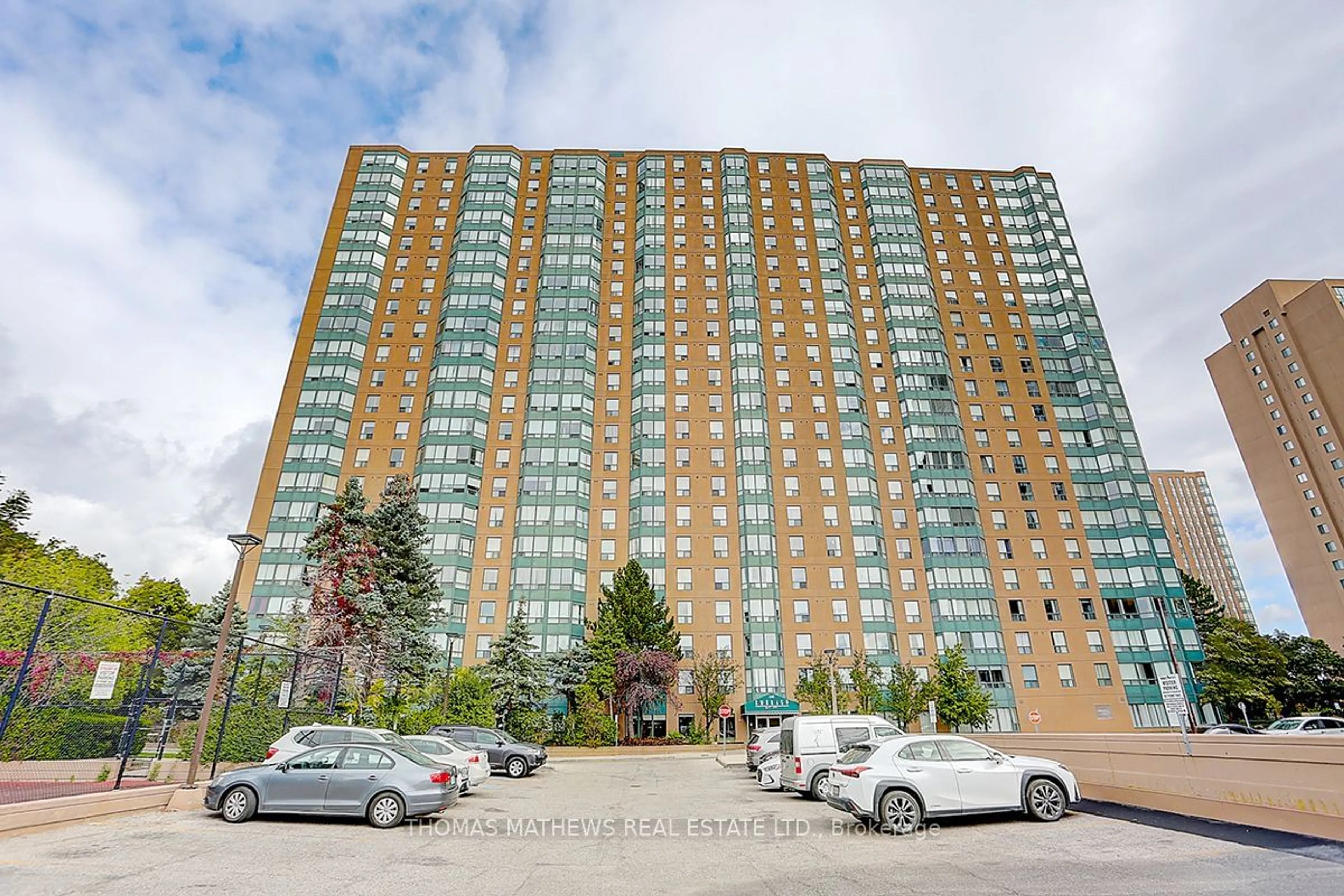 A pic from exterior of the house or condo, the front or back of building for 135 Hillcrest Ave #2215, Mississauga Ontario L5B 4B1