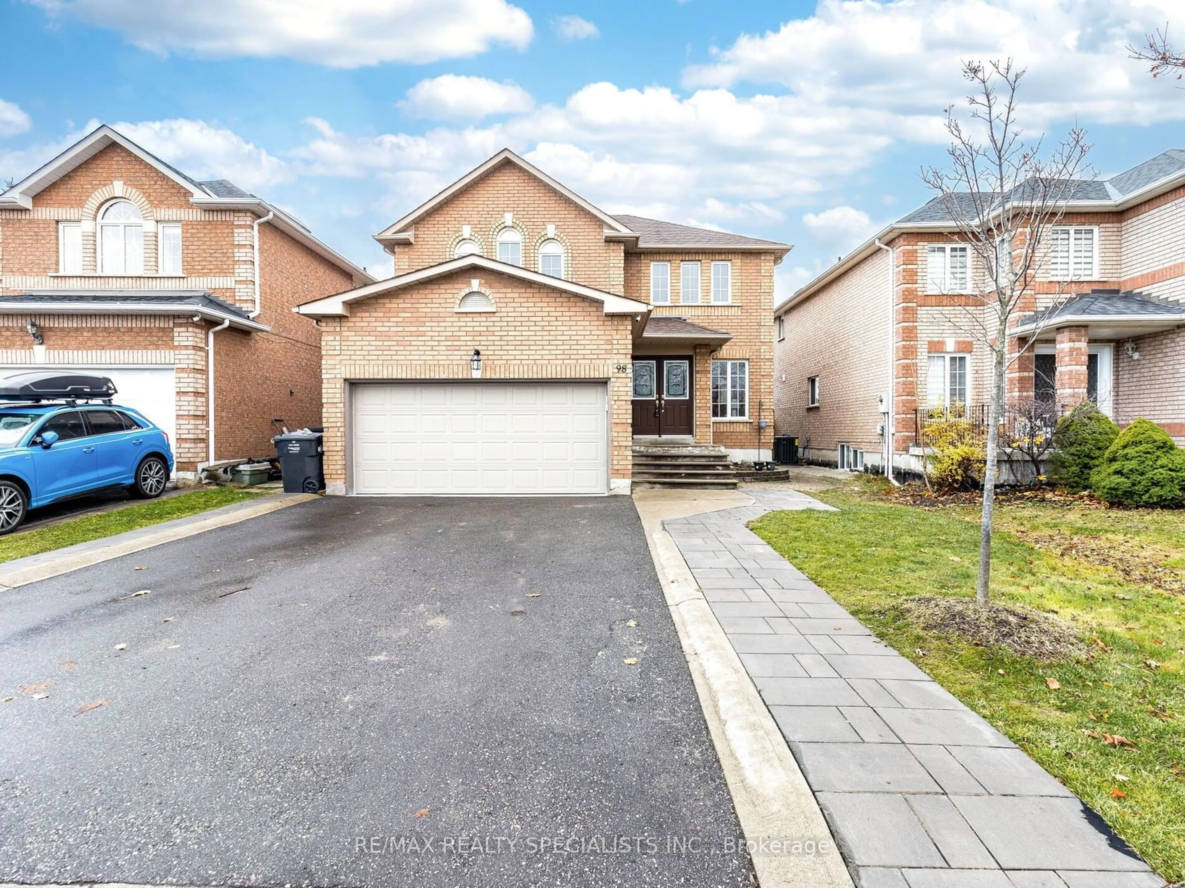 Frontside or backside of a home, the street view for 98 Cresthaven Rd, Brampton Ontario L7A 1H8