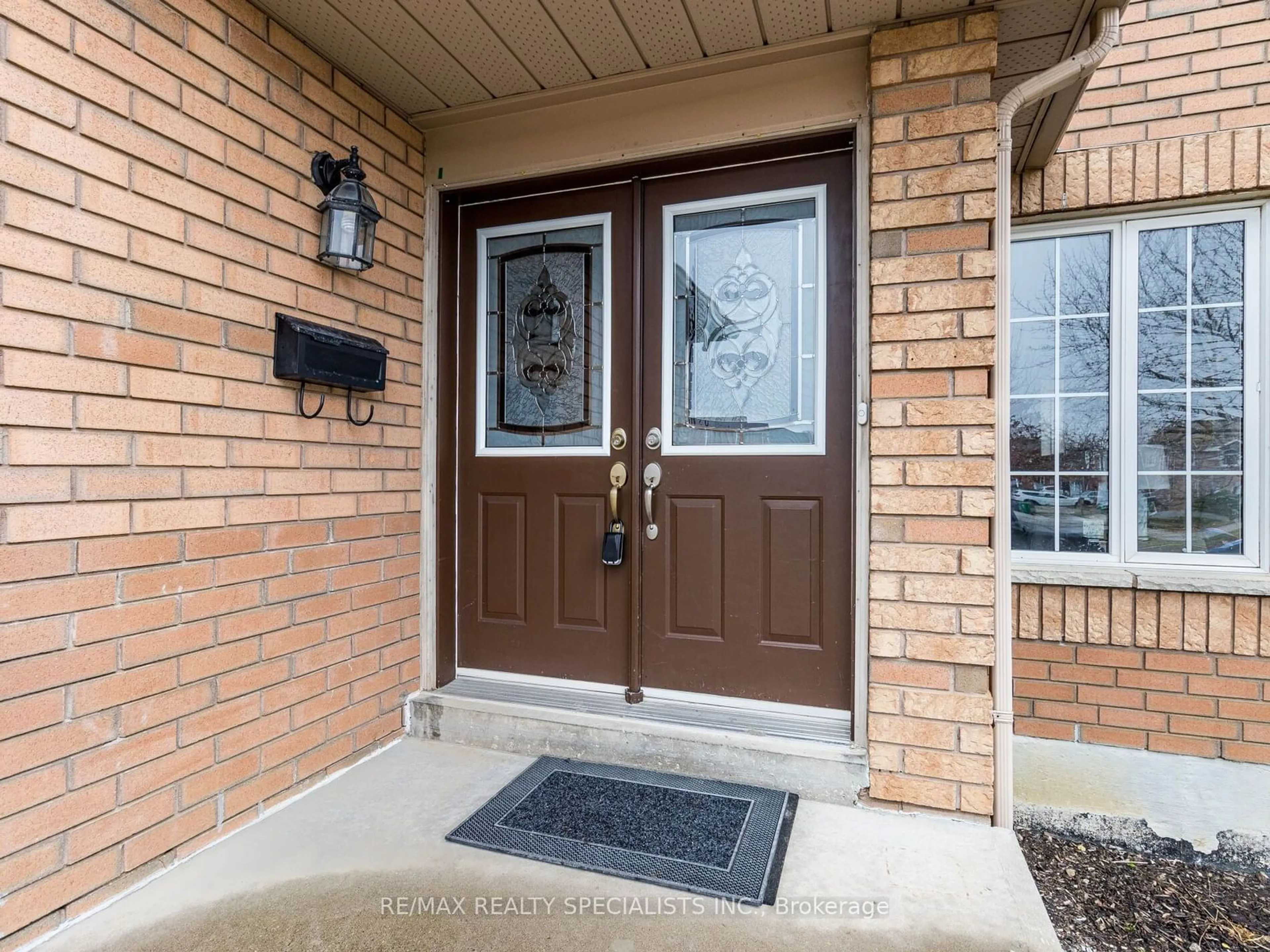 Indoor entryway, wood floors for 98 Cresthaven Rd, Brampton Ontario L7A 1H8