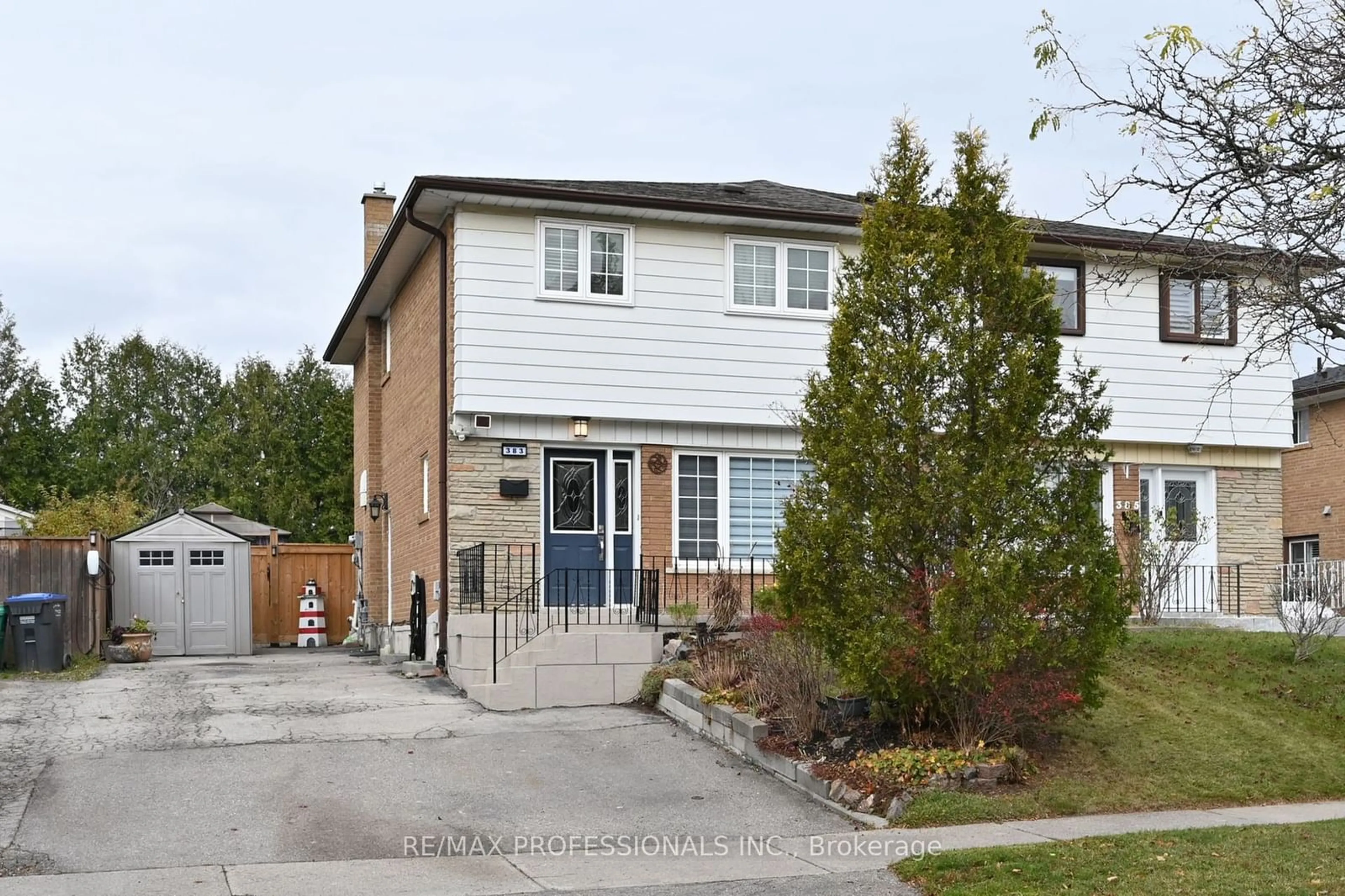 A pic from exterior of the house or condo, cottage for 383 Lara Woods, Mississauga Ontario L5A 3B1