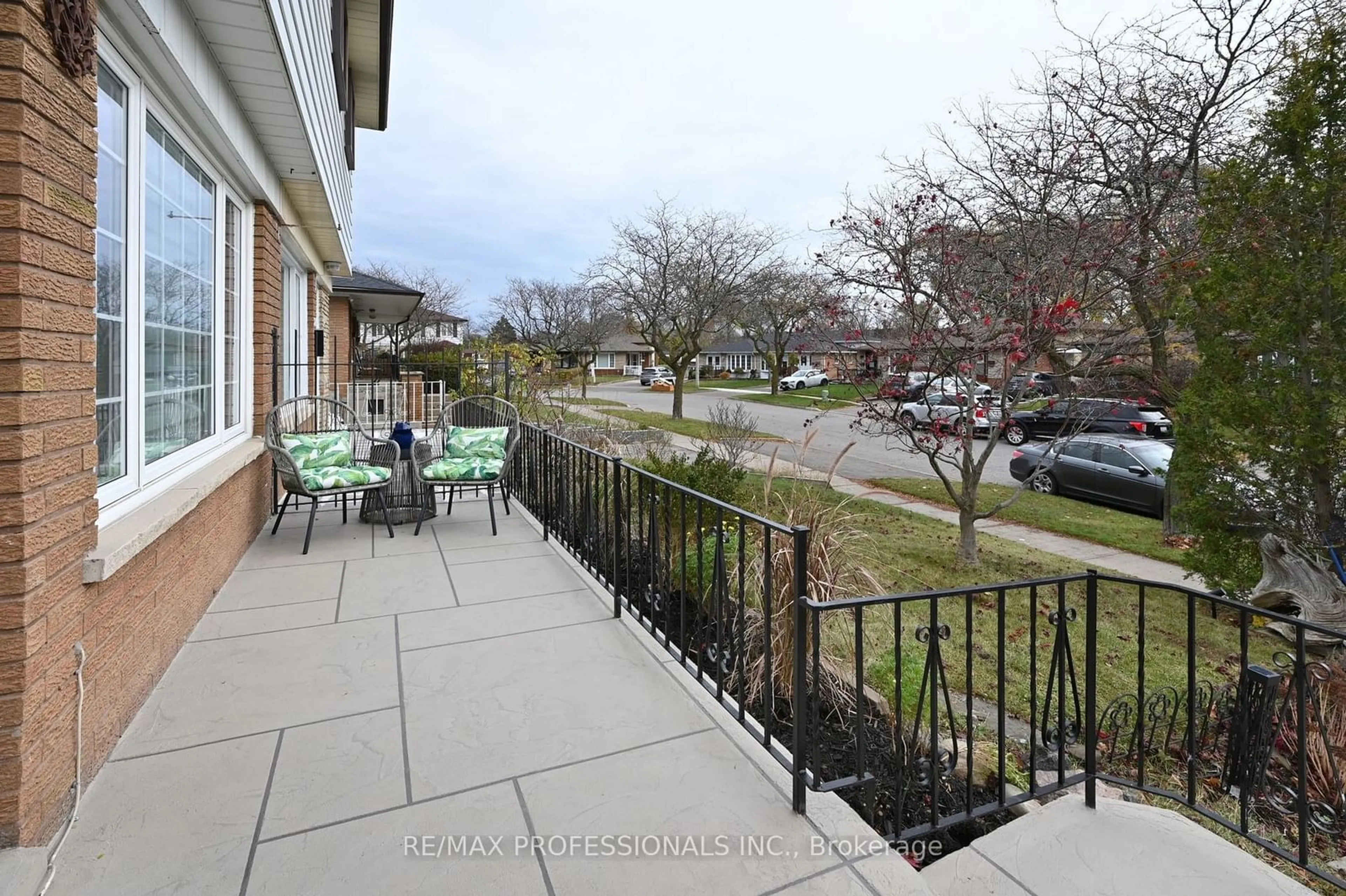 Patio, the fenced backyard for 383 Lara Woods, Mississauga Ontario L5A 3B1