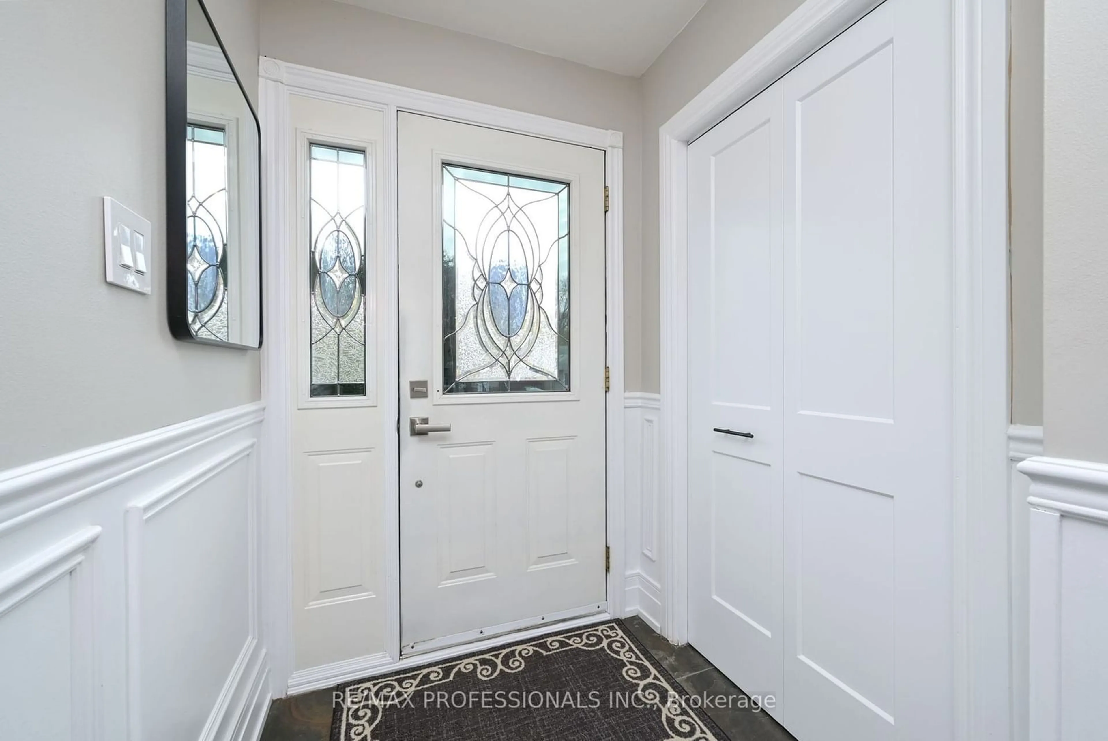 Indoor entryway, wood floors for 383 Lara Woods, Mississauga Ontario L5A 3B1