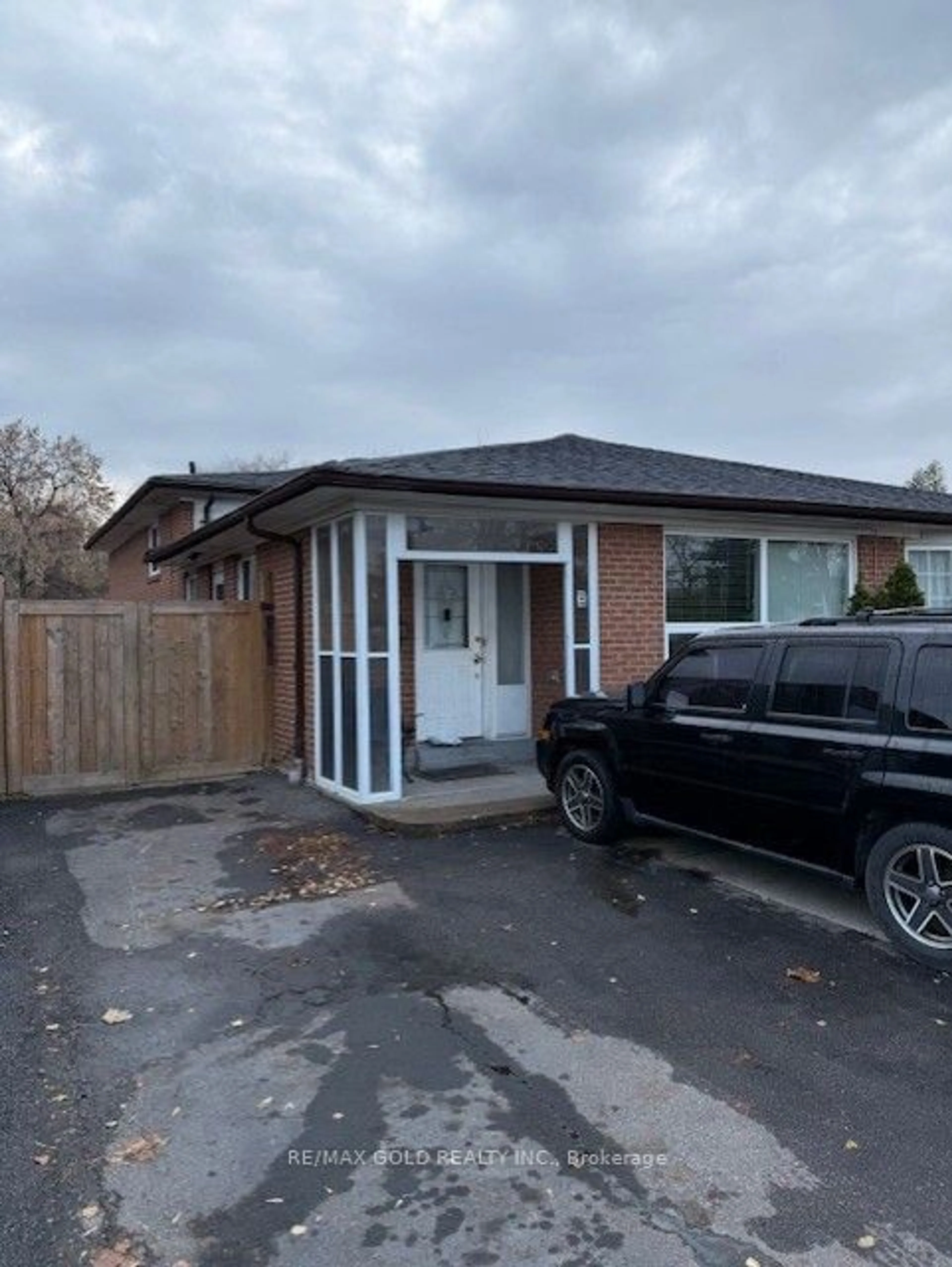 Frontside or backside of a home, the front or back of building for 3294 Victory Cres, Mississauga Ontario L4T 1L9