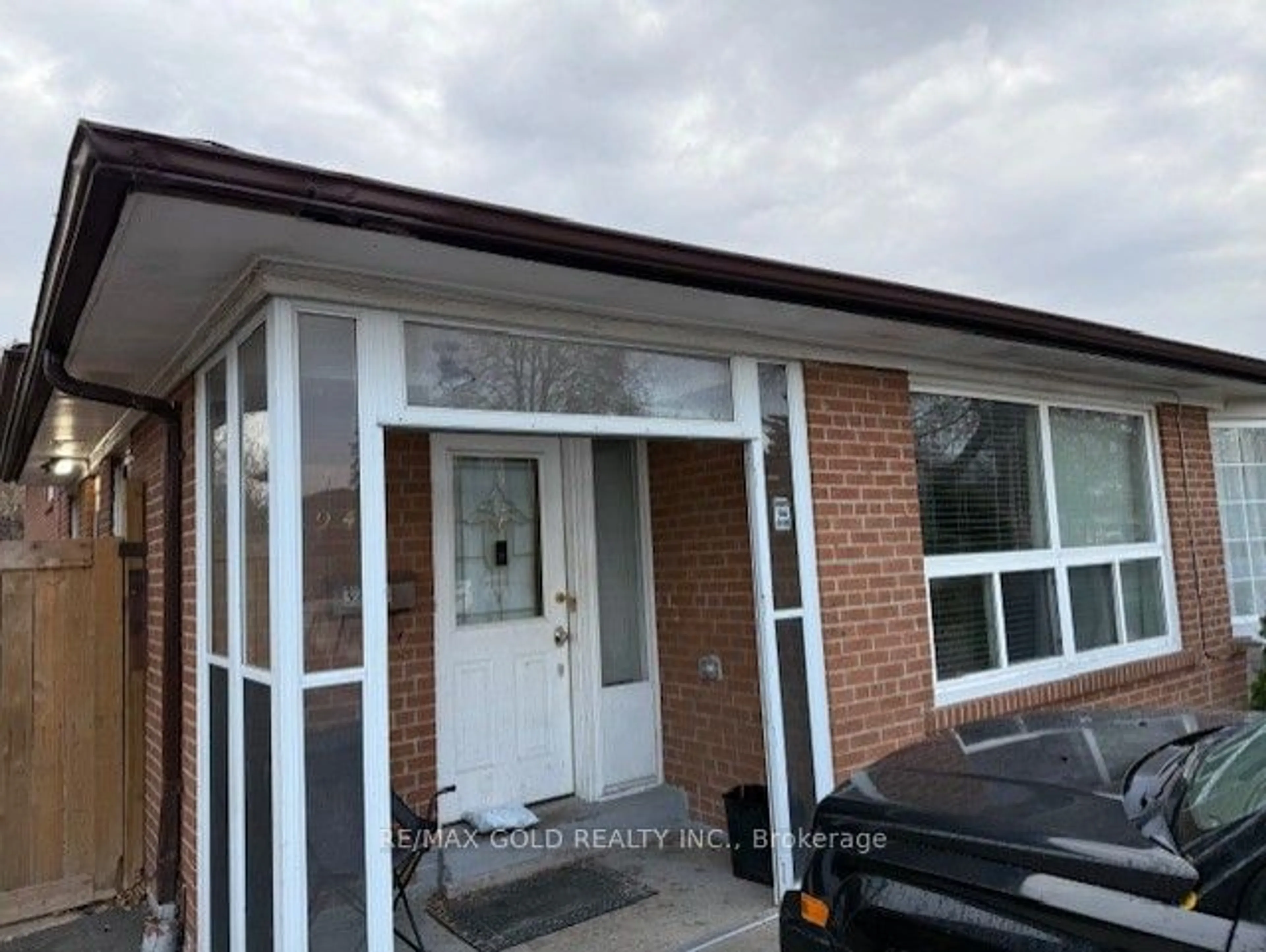 Home with brick exterior material for 3294 Victory Cres, Mississauga Ontario L4T 1L9