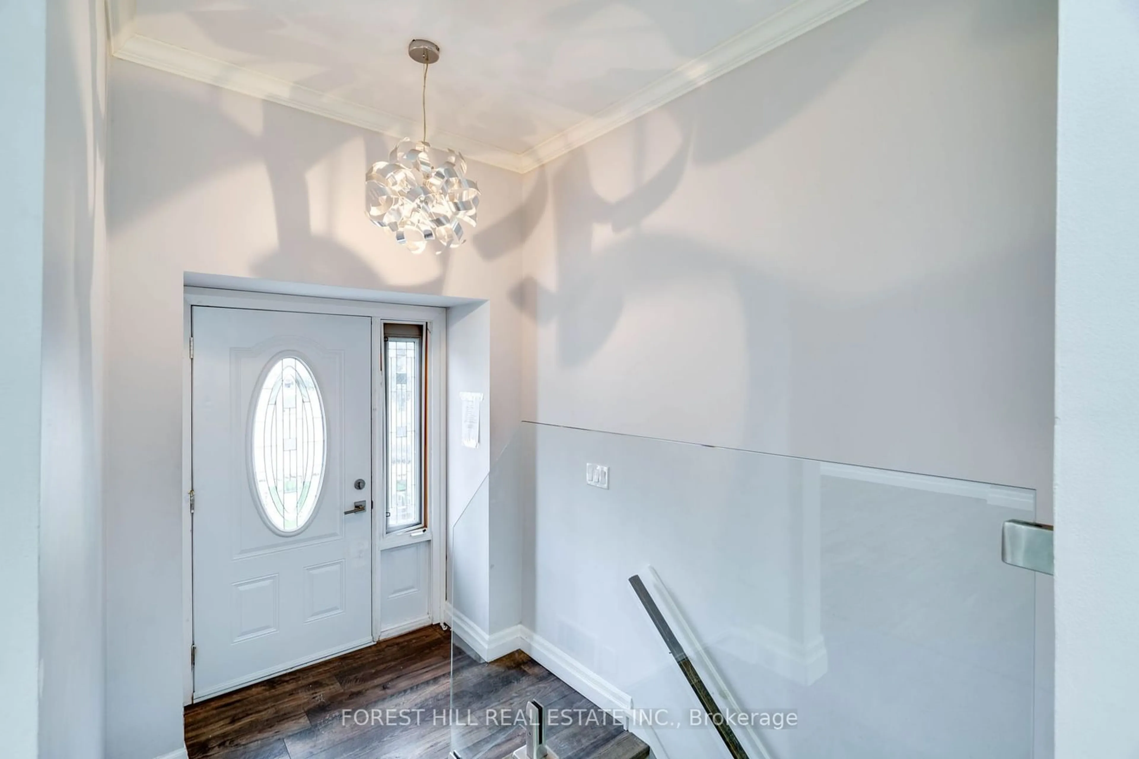 Indoor entryway, wood floors for 138 Cornwall Hts, Brampton Ontario L6W 2J2