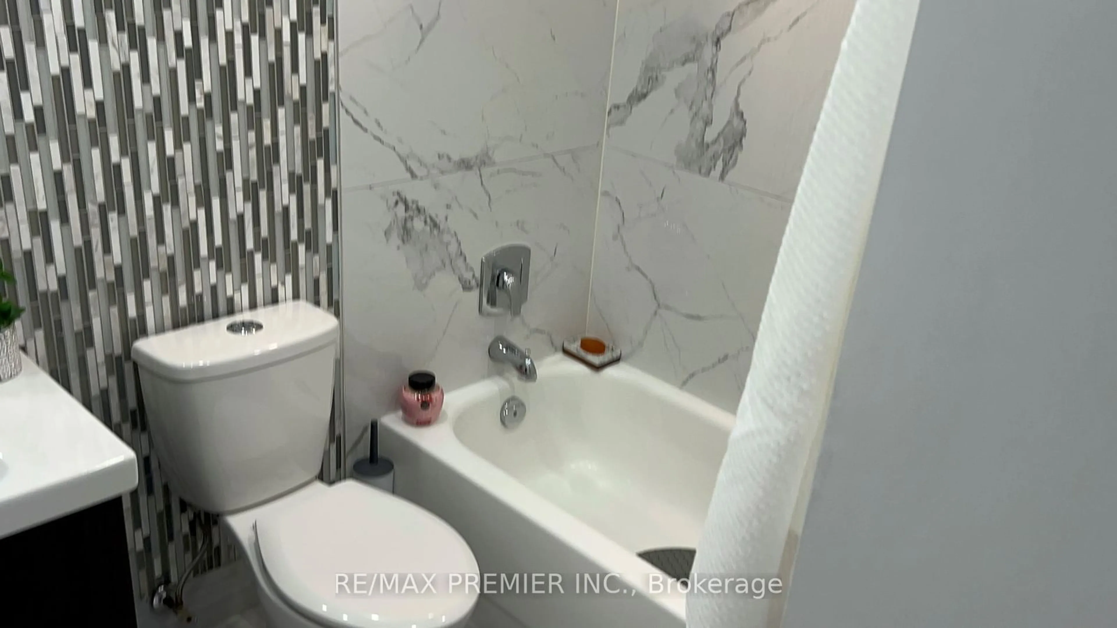 Bathroom, ceramic floors for 335 Webb Dr #311, Mississauga Ontario L5B 4A1