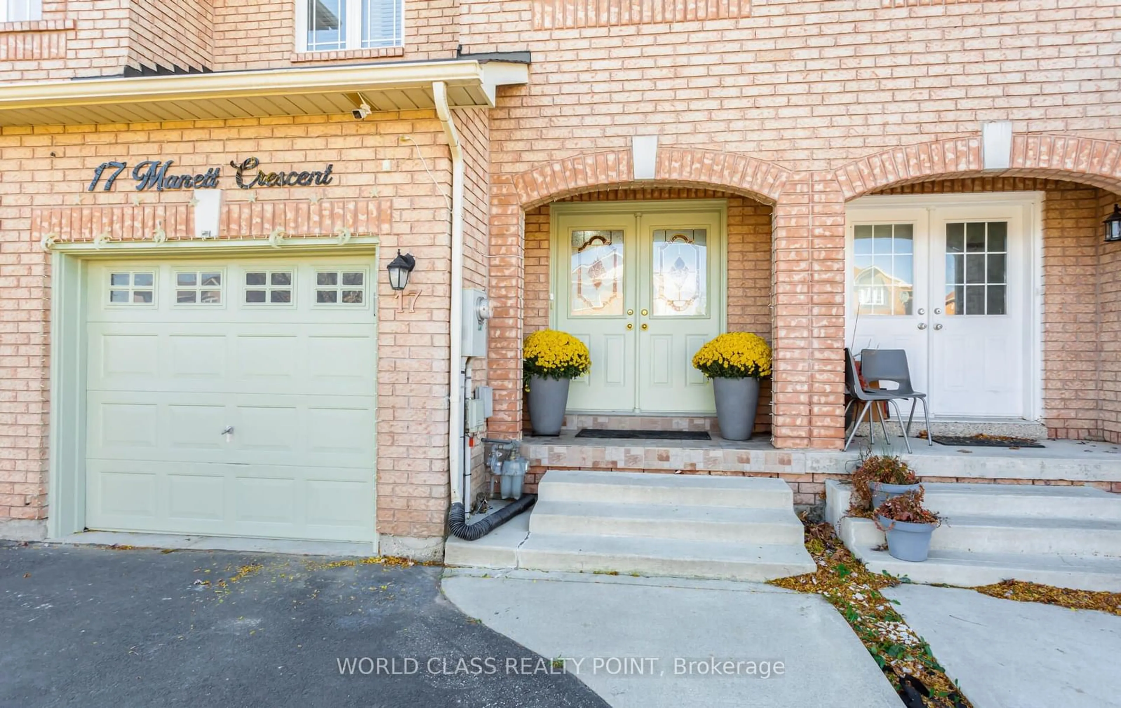 Indoor entryway for 17 Manett Cres, Brampton Ontario L6X 4X4