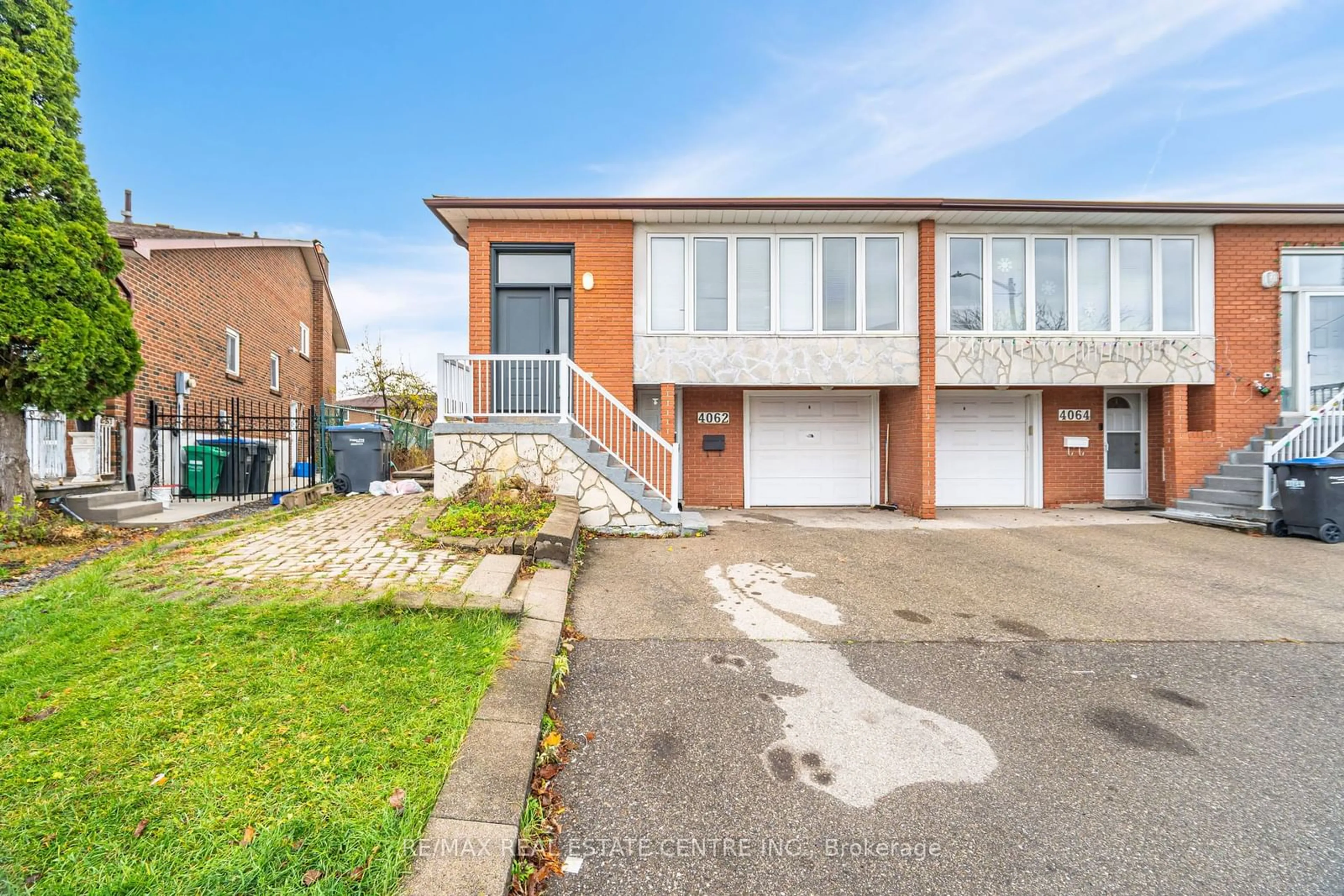 A pic from exterior of the house or condo, the street view for 4062 Dunmow Cres, Mississauga Ontario L4Z 1C9