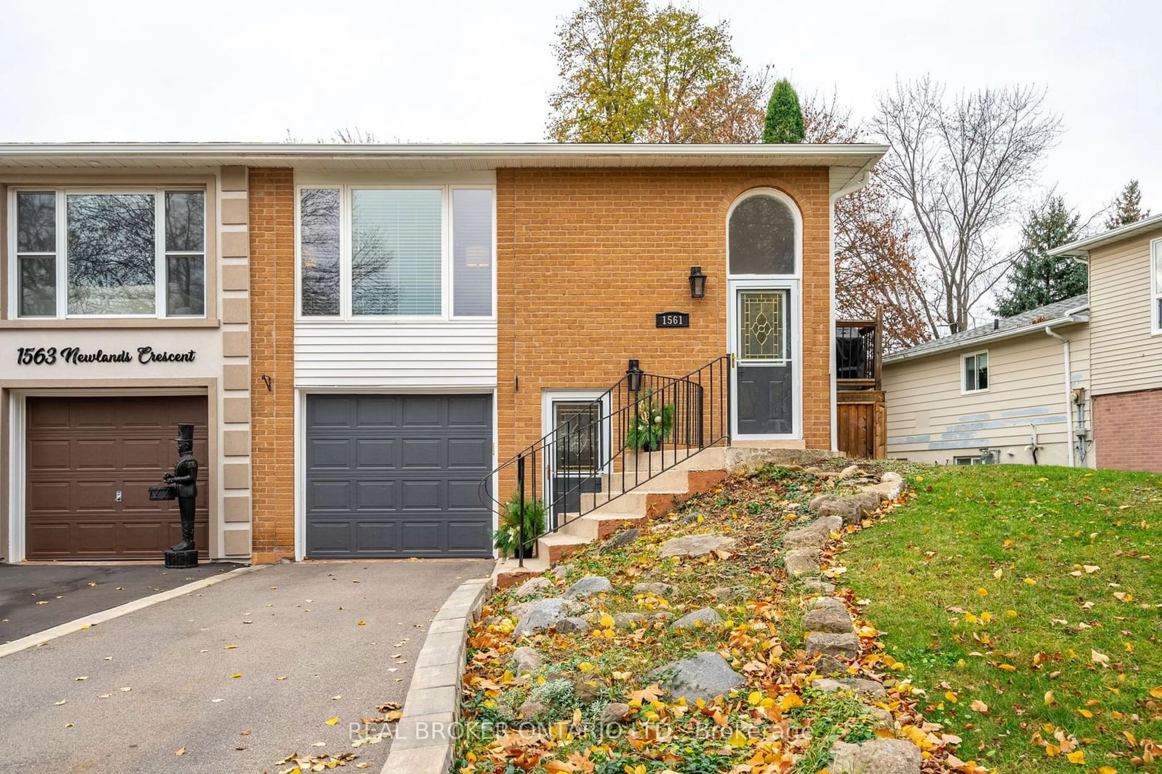 Home with brick exterior material for 1561 Newlands Cres, Burlington Ontario L7M 1P1