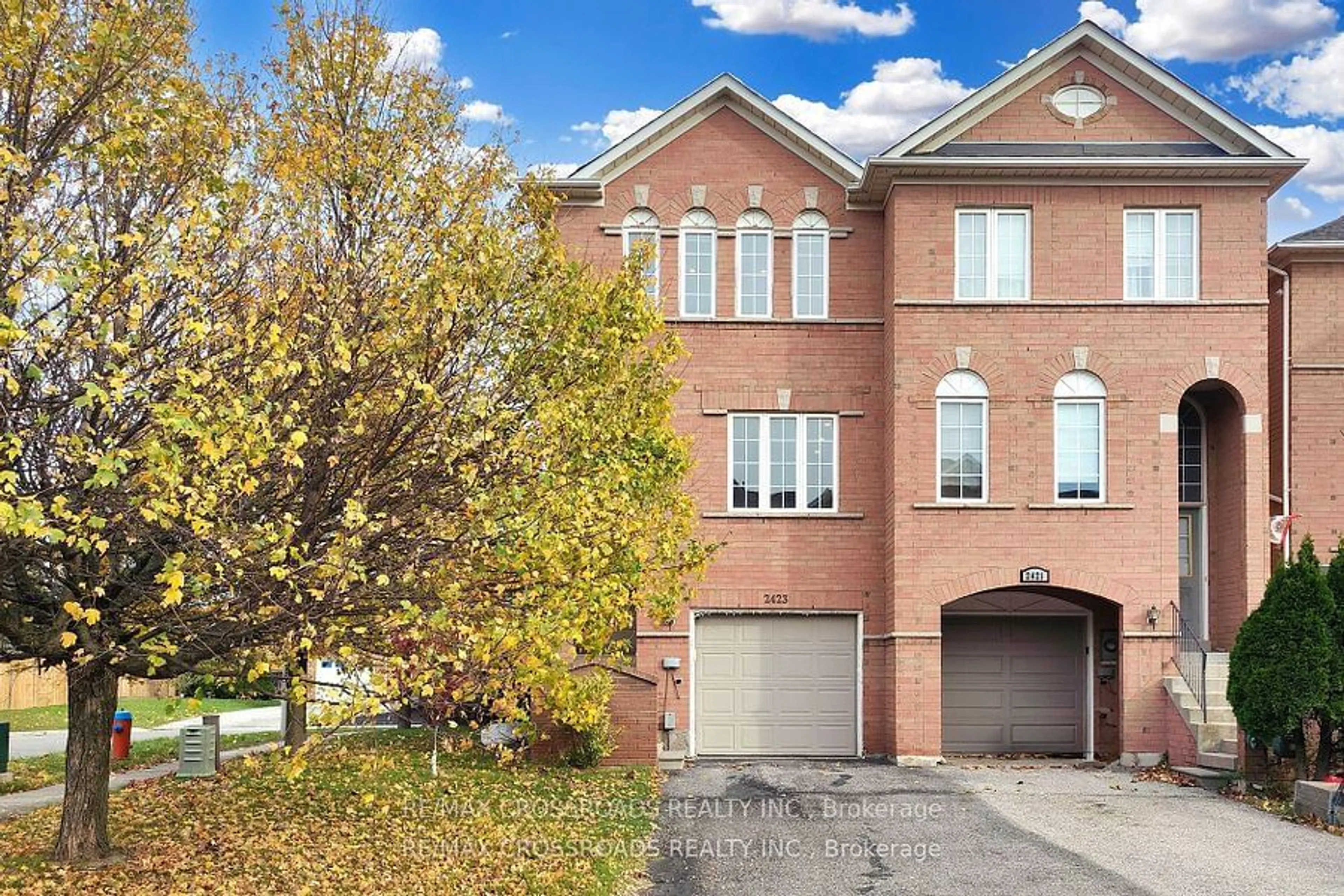 A pic from exterior of the house or condo, the street view for 2423 Ravinebrook Cres, Oakville Ontario L6H 6Y2