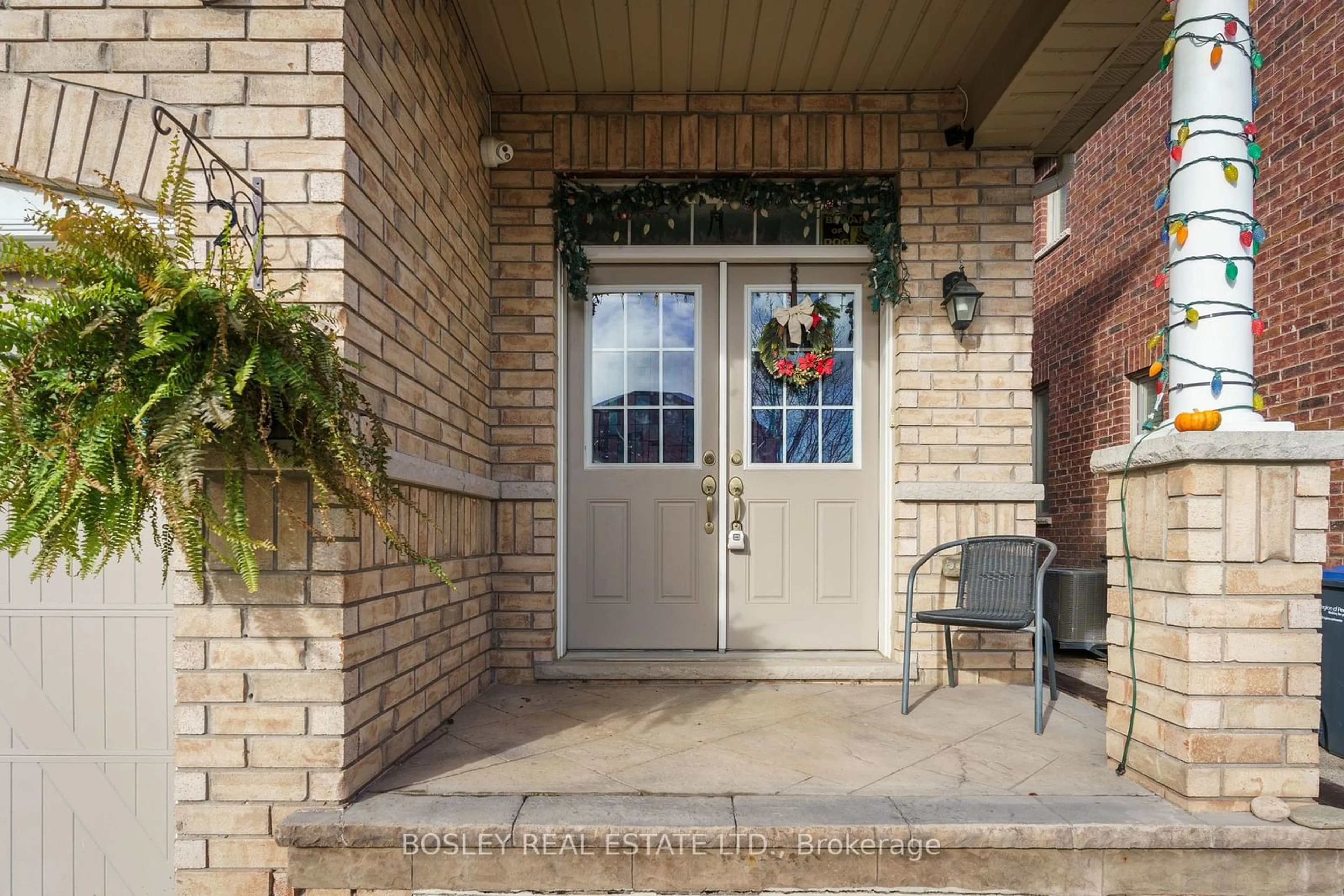 Indoor entryway, wood floors for 118 Aspermont Cres, Brampton Ontario L6P 3Z4