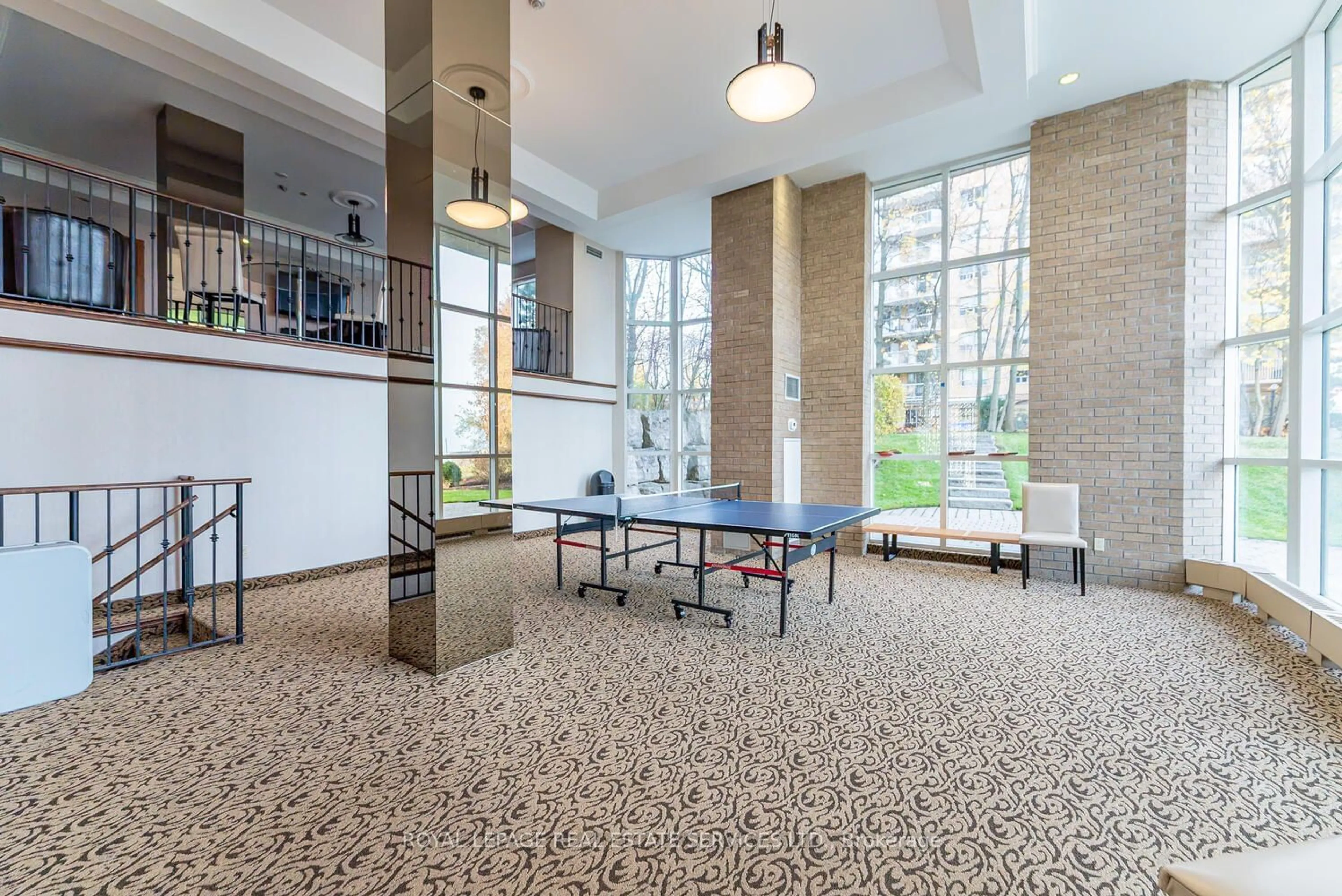 Indoor foyer for 2190 Lakeshore Rd #301, Burlington Ontario L7R 4K1