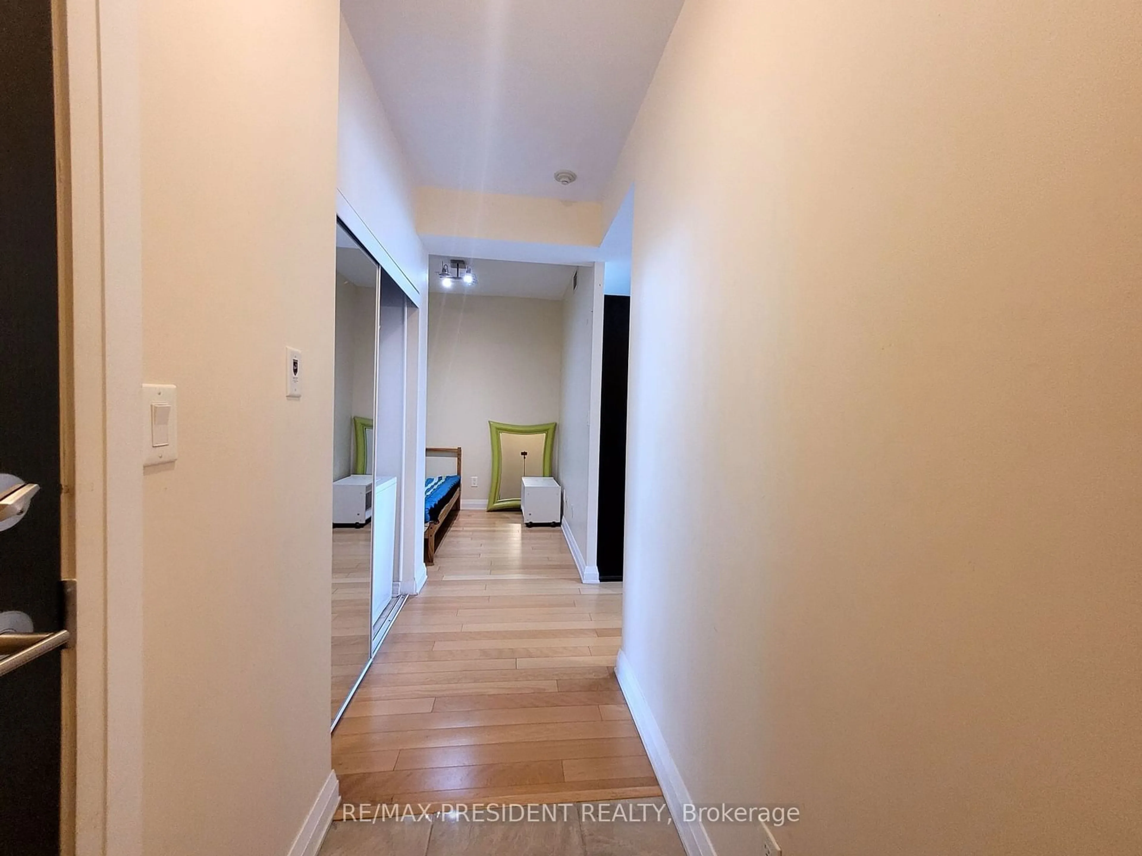 Indoor entryway, wood floors for 3504 Hurontario St #801, Mississauga Ontario L5B 0B9