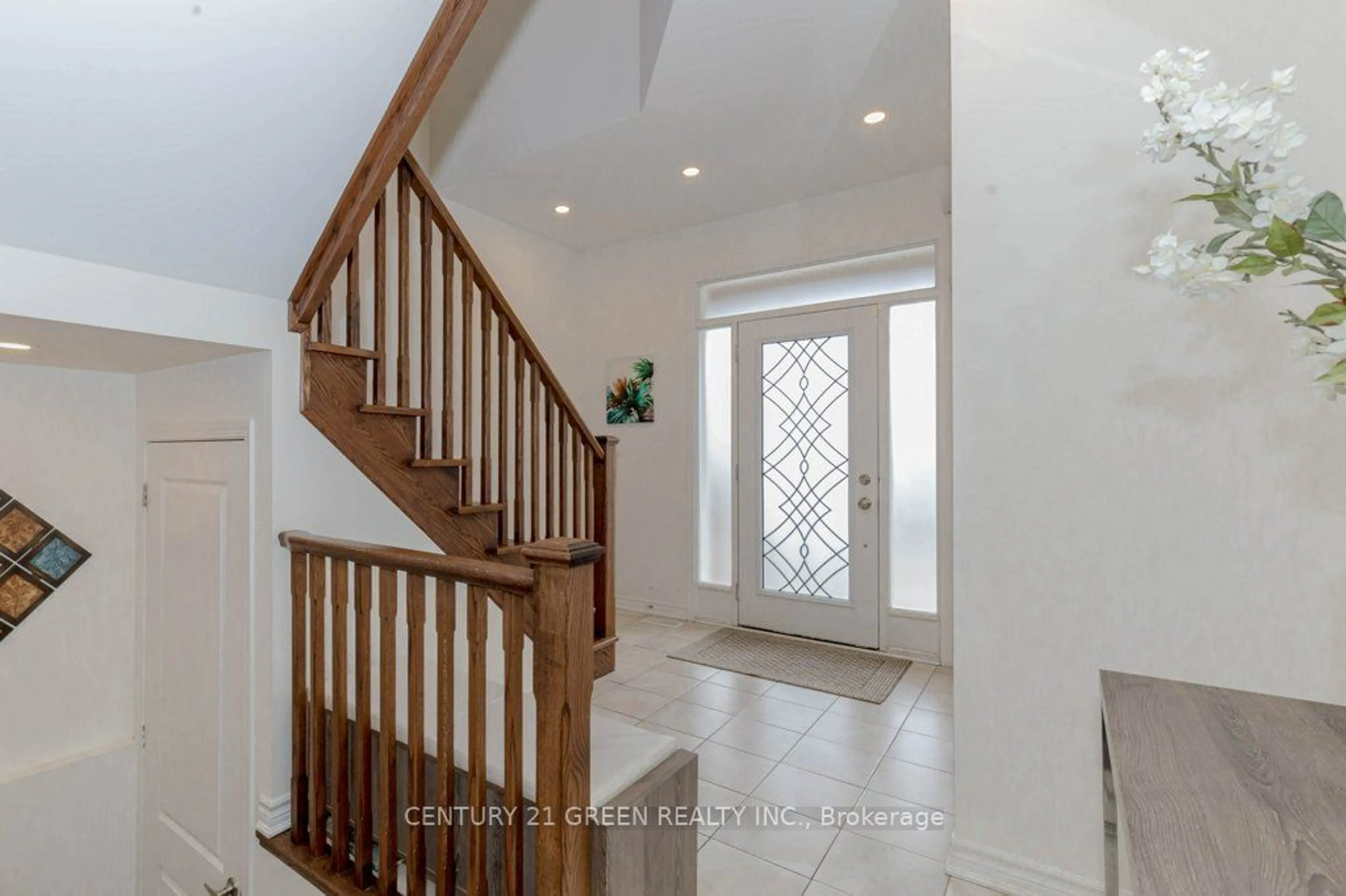 Indoor entryway, wood floors for 450 Hinton Terr, Milton Ontario L9E 1E3