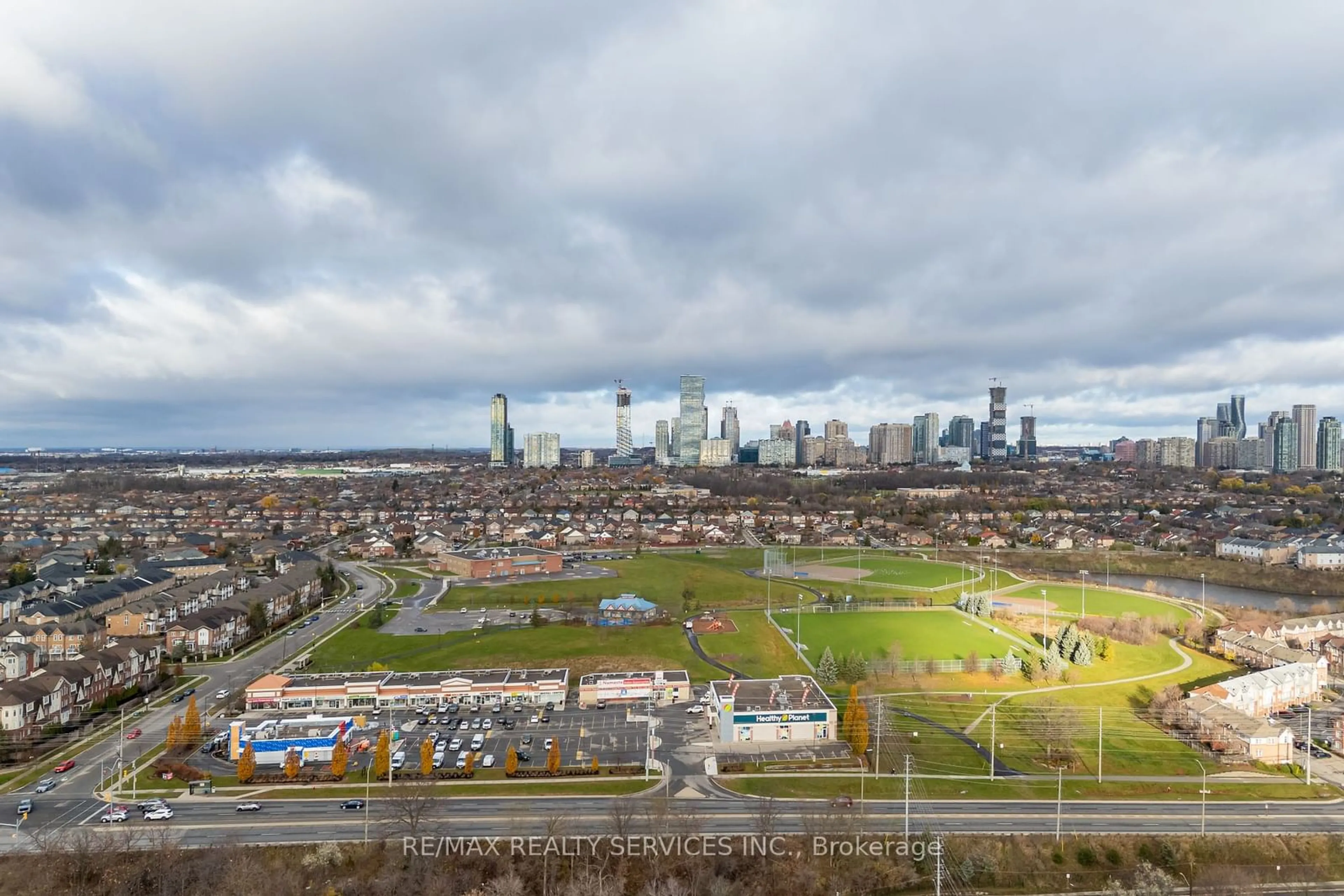 A pic from exterior of the house or condo, the view of city buildings for 3032 Clayhill Rd #1, Mississauga Ontario L5B 0B1