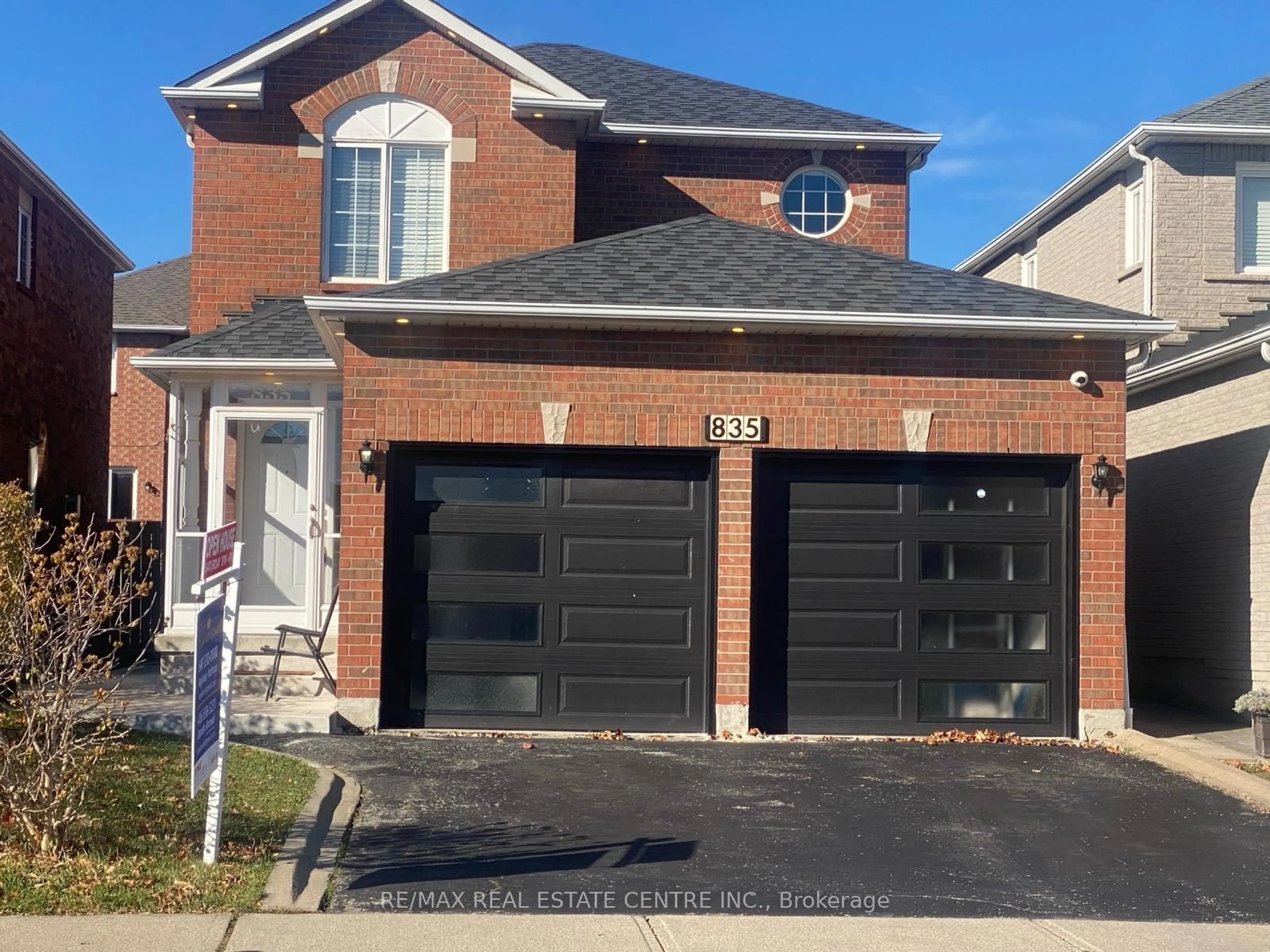 Home with brick exterior material for 835 Stonebridge Ave, Mississauga Ontario L5V 2L1