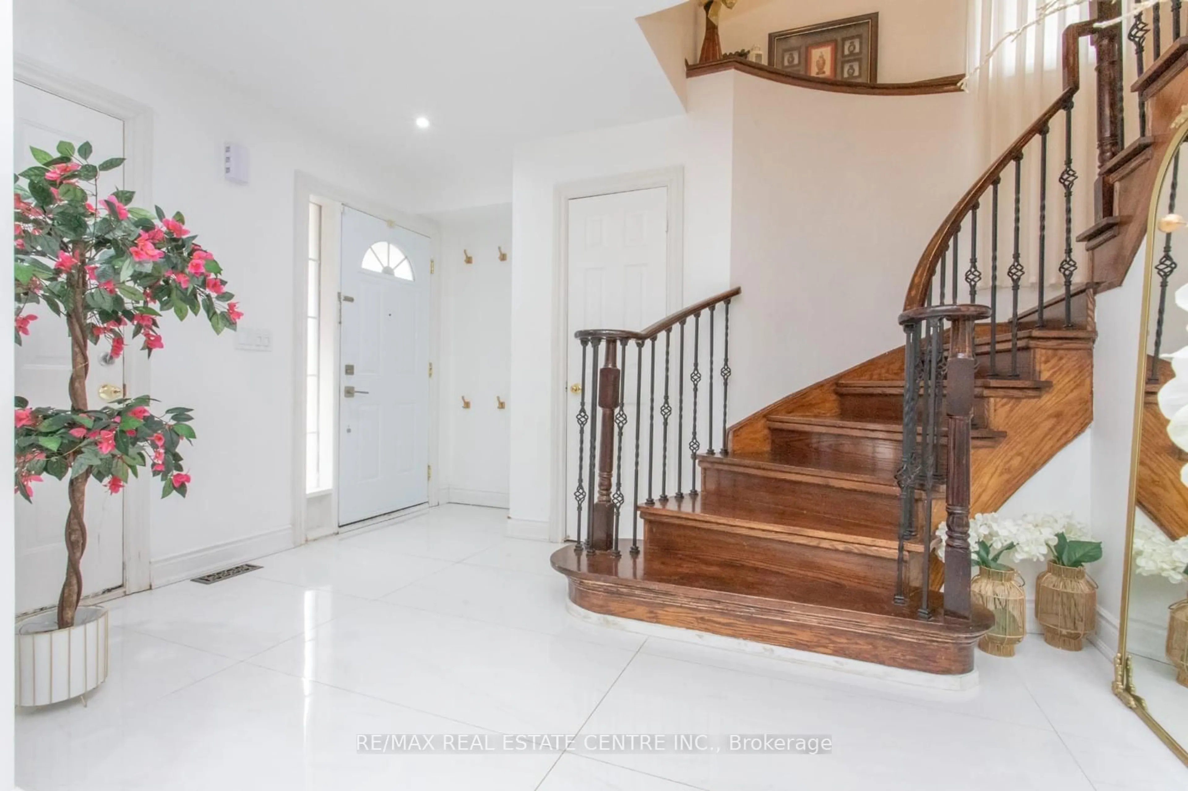 Indoor foyer, wood floors for 835 Stonebridge Ave, Mississauga Ontario L5V 2L1