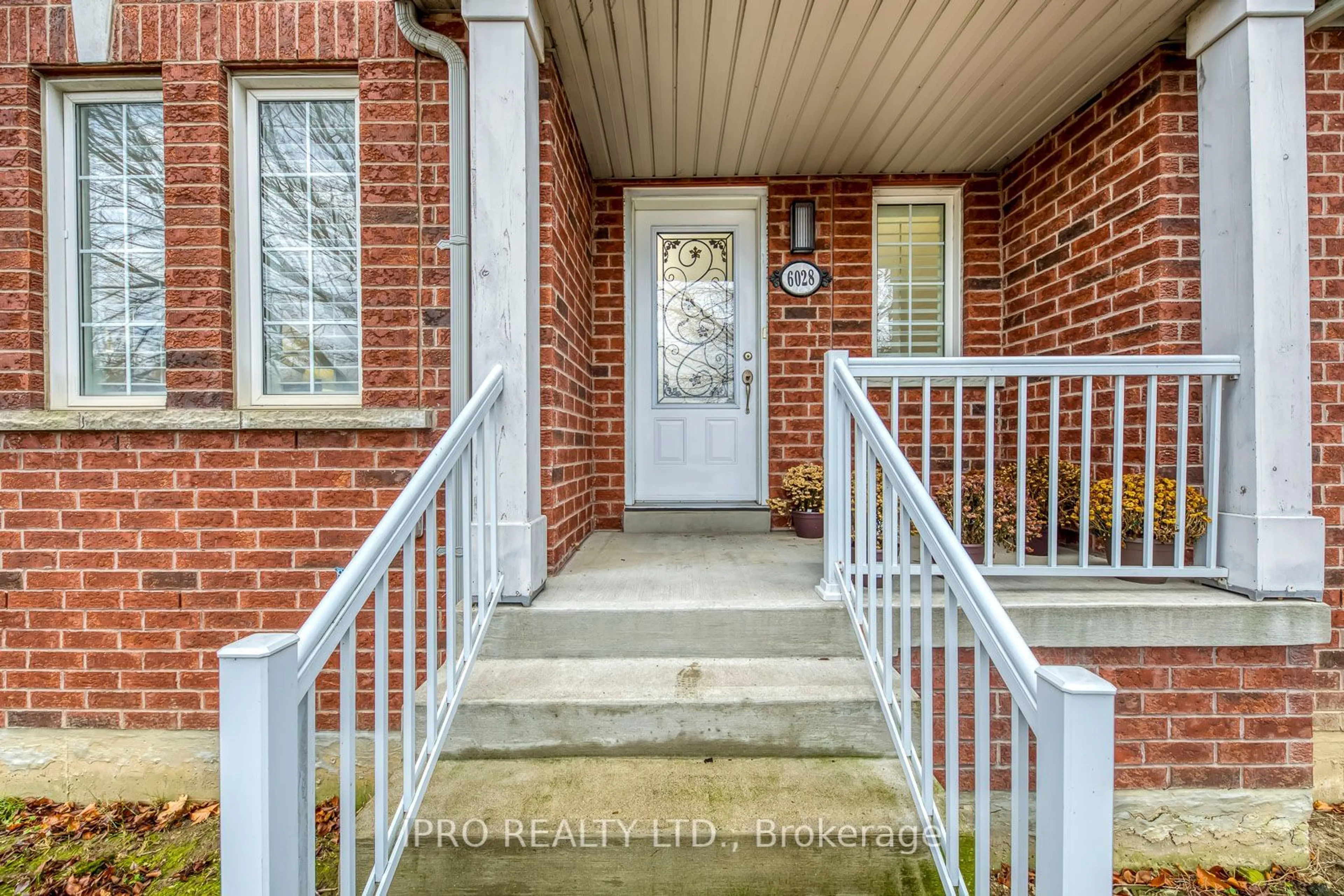 Indoor entryway, wood floors for 6028 Silken Laumann Way, Mississauga Ontario L5V 3A3