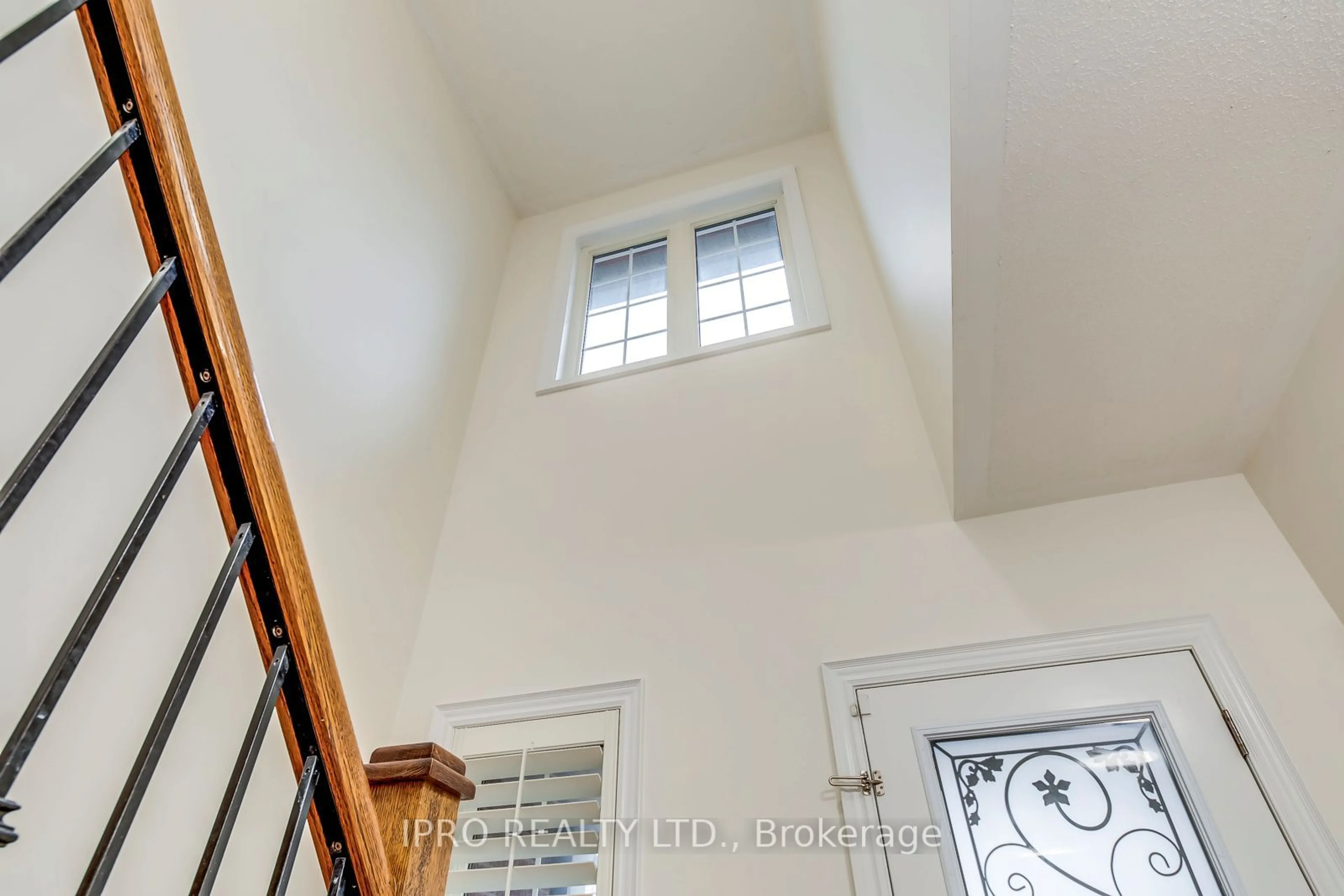 Indoor foyer, wood floors for 6028 Silken Laumann Way, Mississauga Ontario L5V 3A3