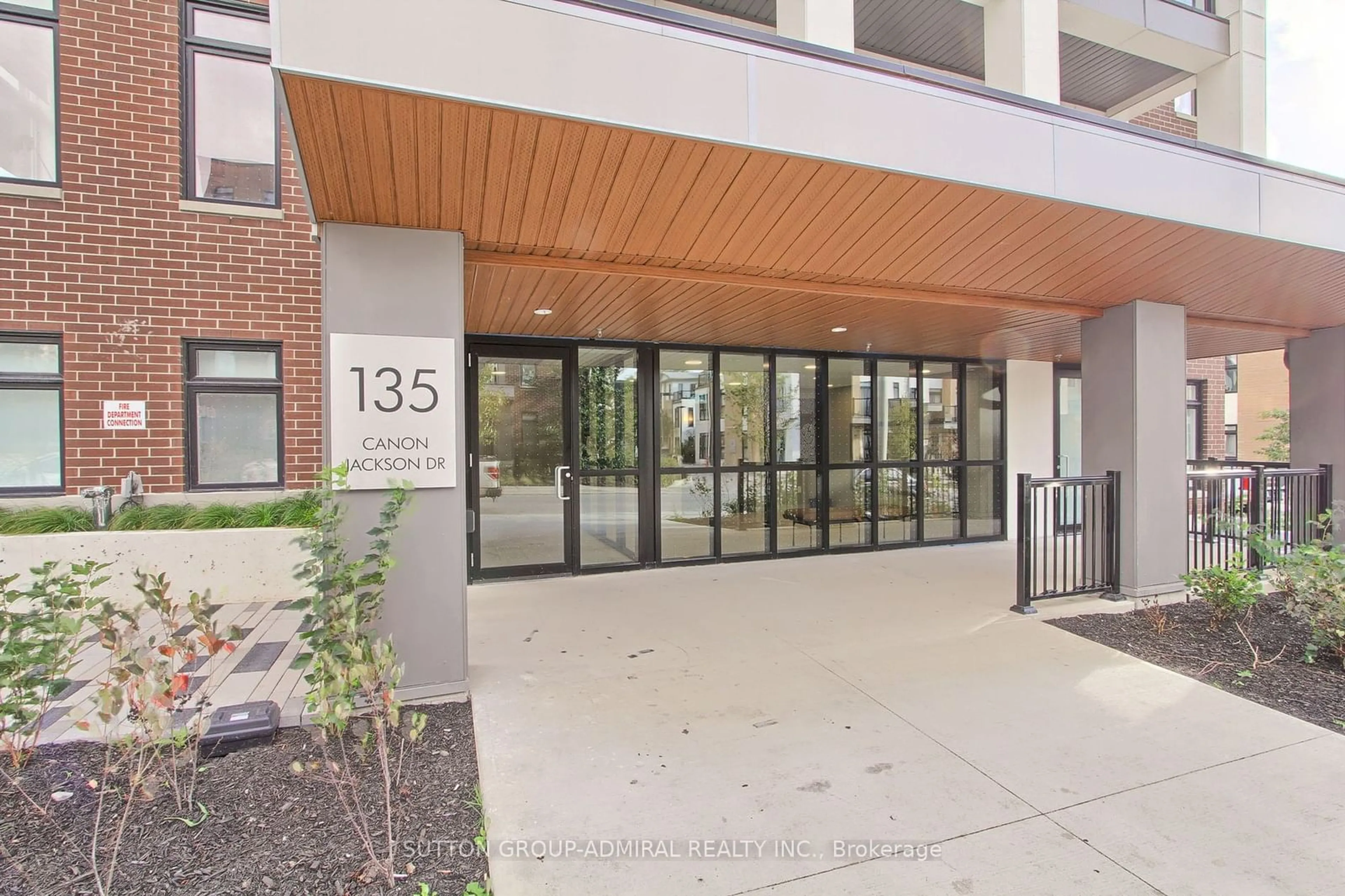 Indoor foyer, ceramic floors for 135 Canon Jackson Dr #501, Toronto Ontario M6M 0C3