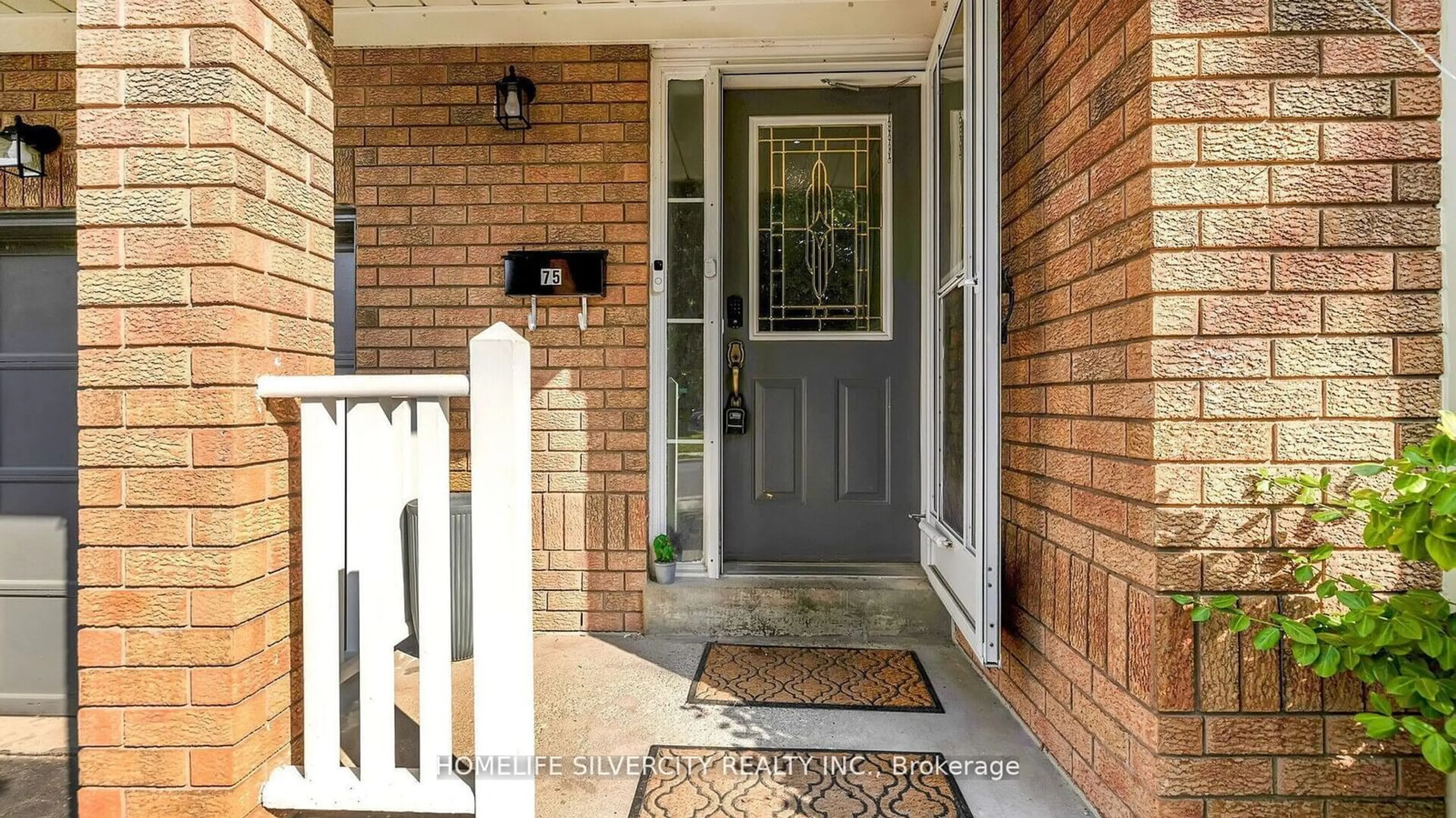 Indoor entryway, wood floors for 75 Stoneledge Circ, Brampton Ontario L6R 1G8