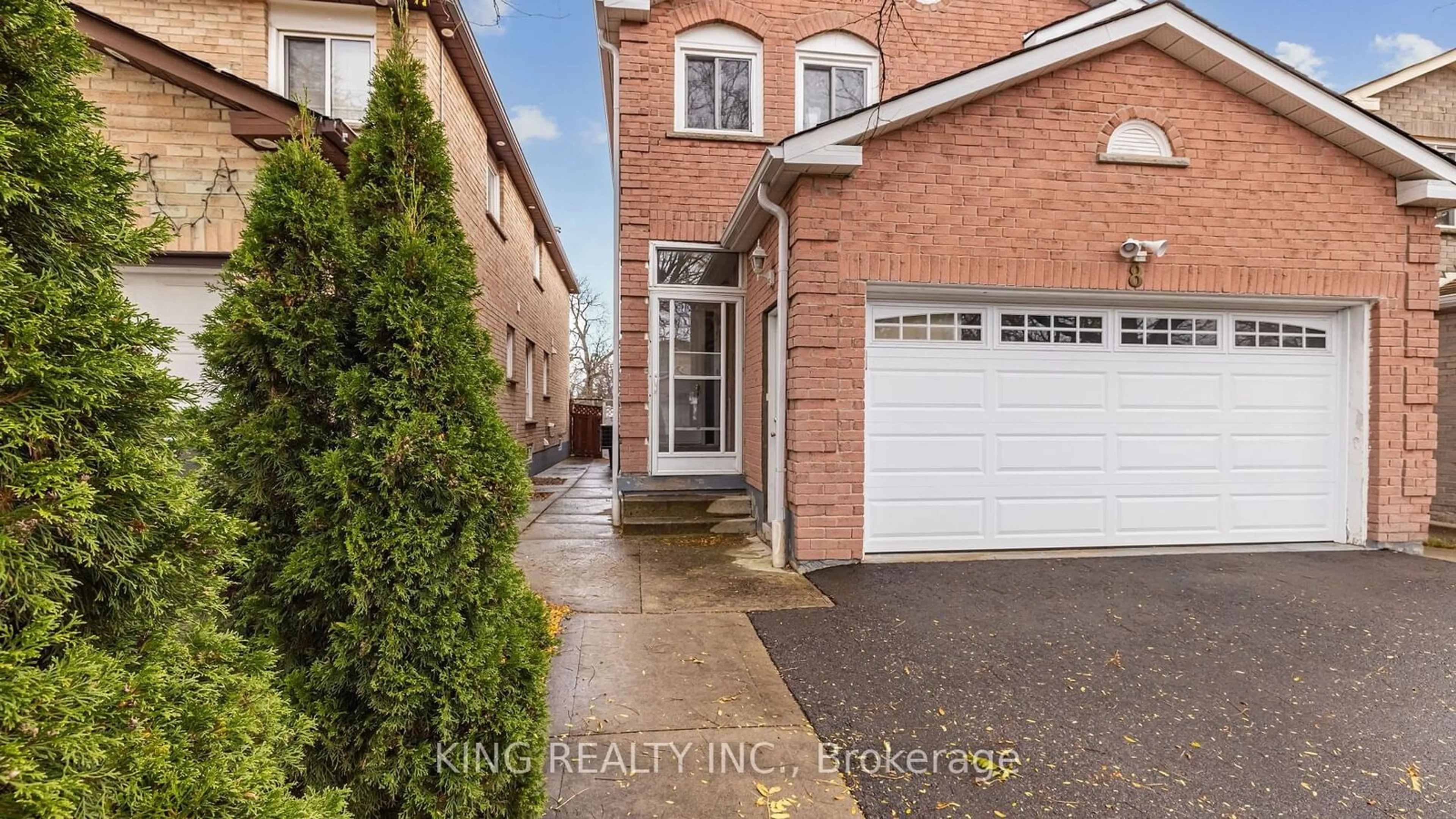 A pic from exterior of the house or condo, the street view for 8 Hummingbird Crt, Brampton Ontario L6Y 3N7