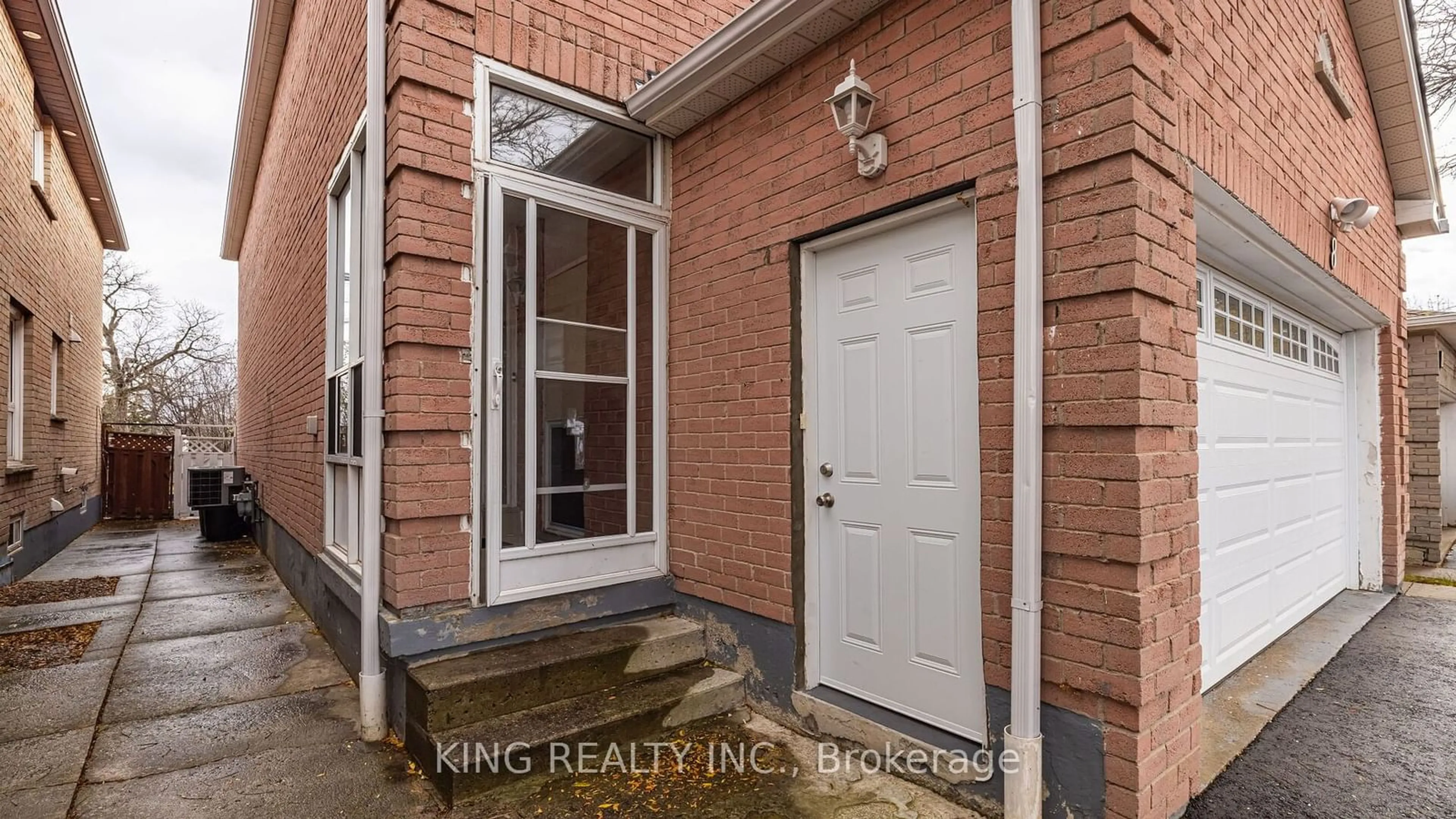 Indoor entryway, wood floors for 8 Hummingbird Crt, Brampton Ontario L6Y 3N7