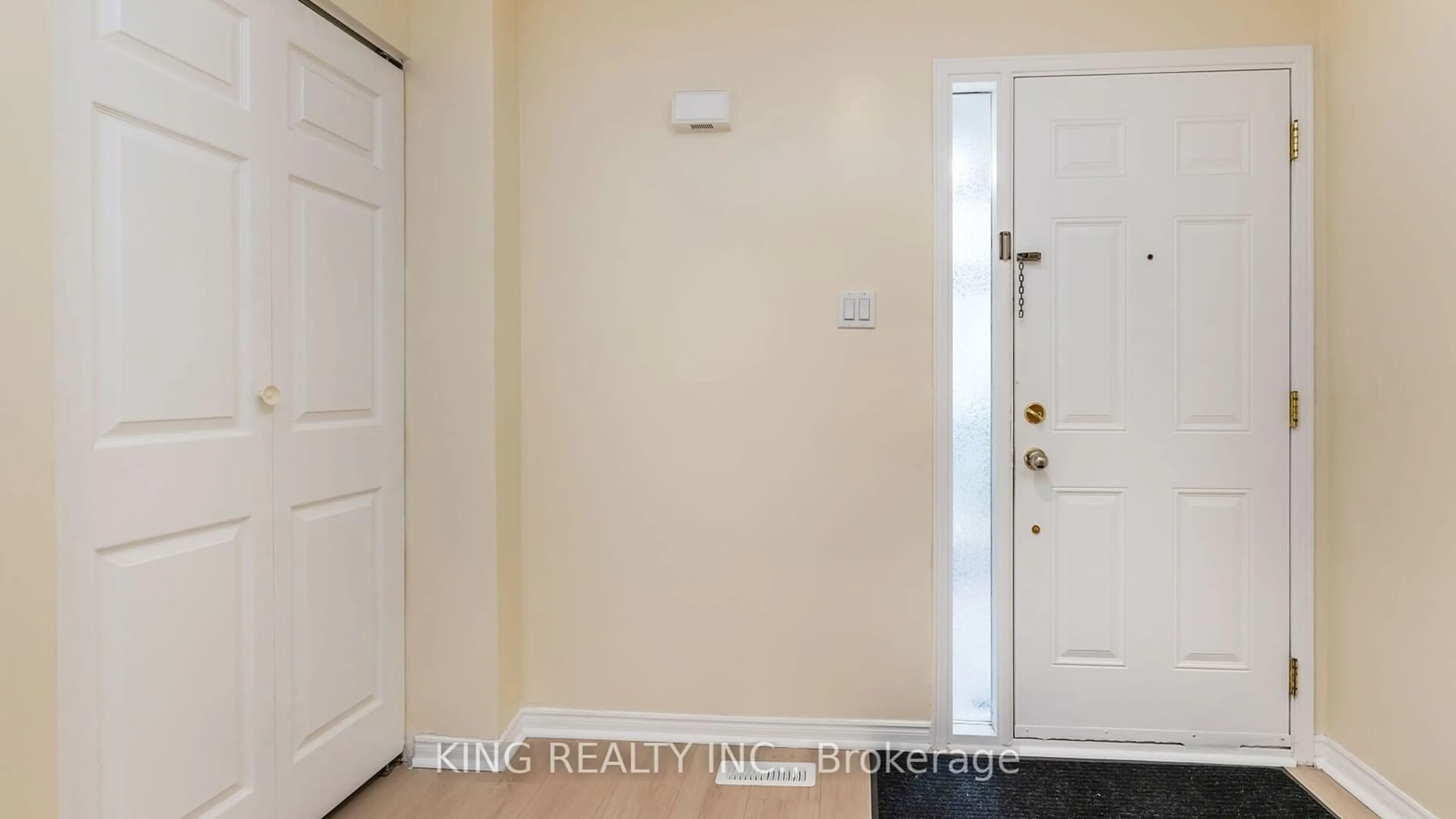 Indoor entryway, not visible floor for 8 Hummingbird Crt, Brampton Ontario L6Y 3N7