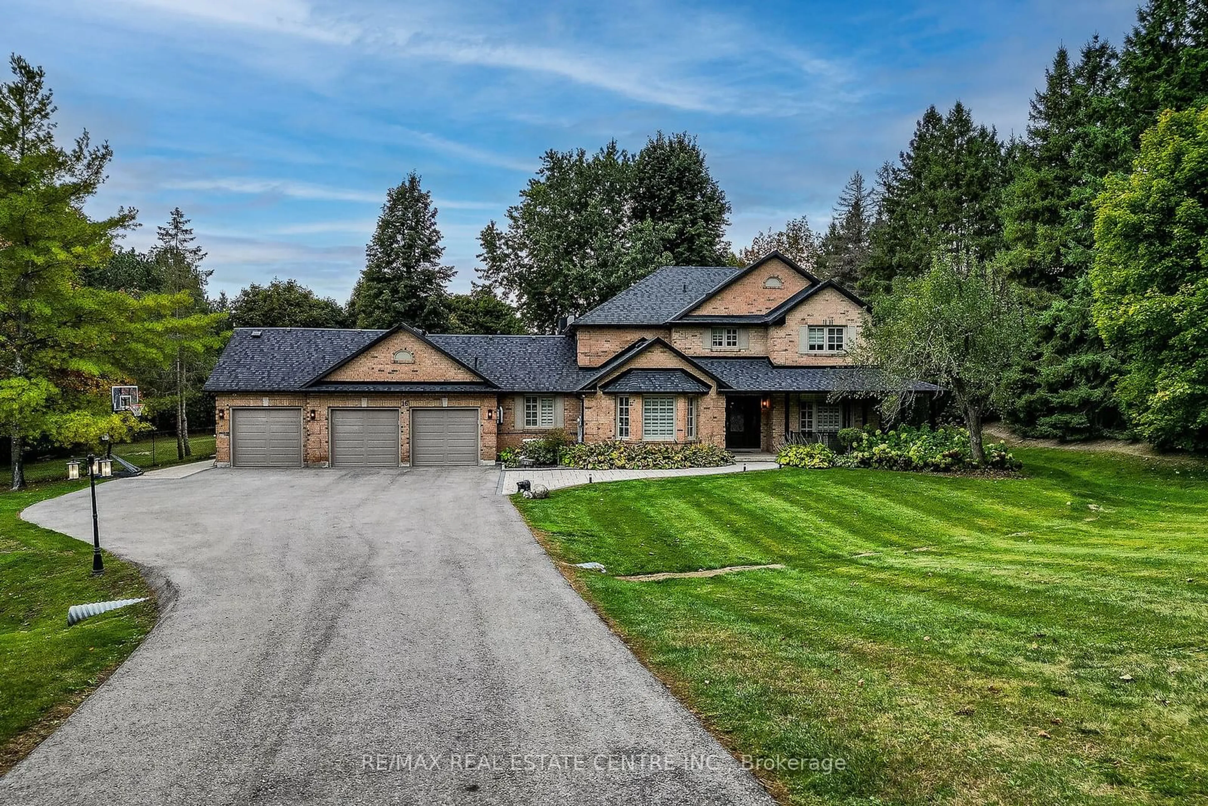 Frontside or backside of a home, cottage for 16 Humber Tr, Caledon Ontario L7E 0A8