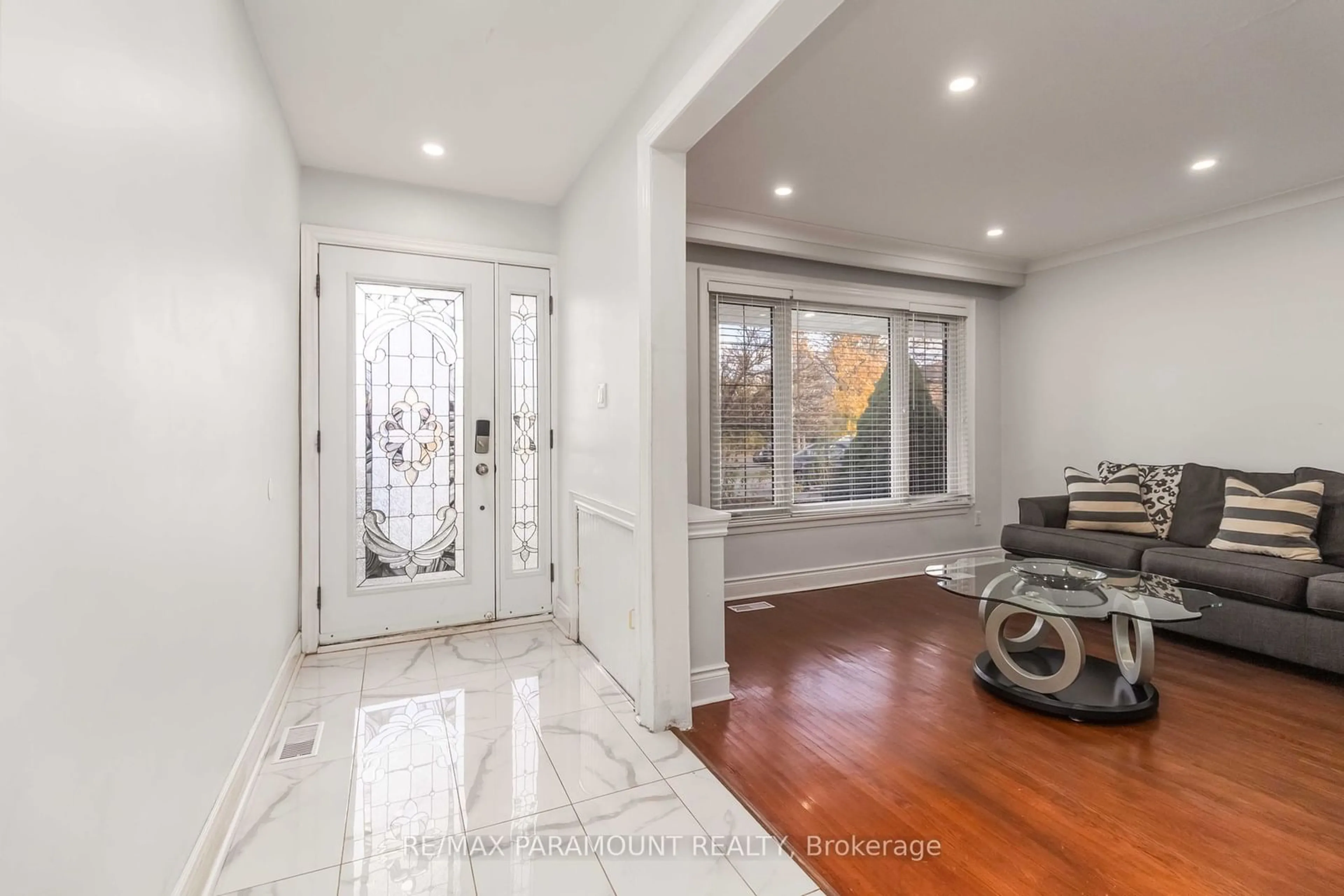 Indoor entryway, wood floors for 40 Felan Cres, Toronto Ontario M9V 3A3