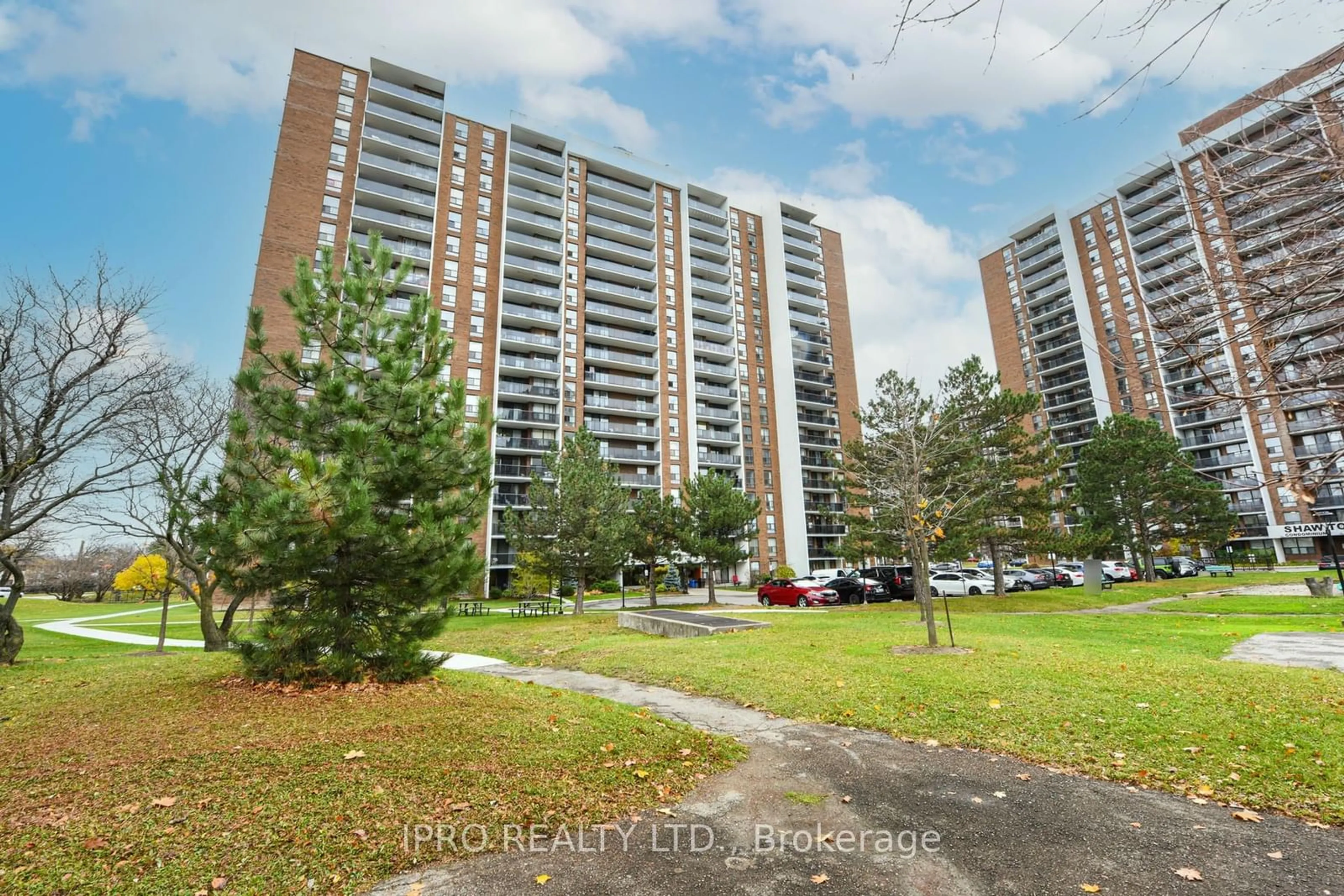 A pic from exterior of the house or condo, the front or back of building for 21 Knightsbridge Rd #705, Brampton Ontario L6T 3Y1