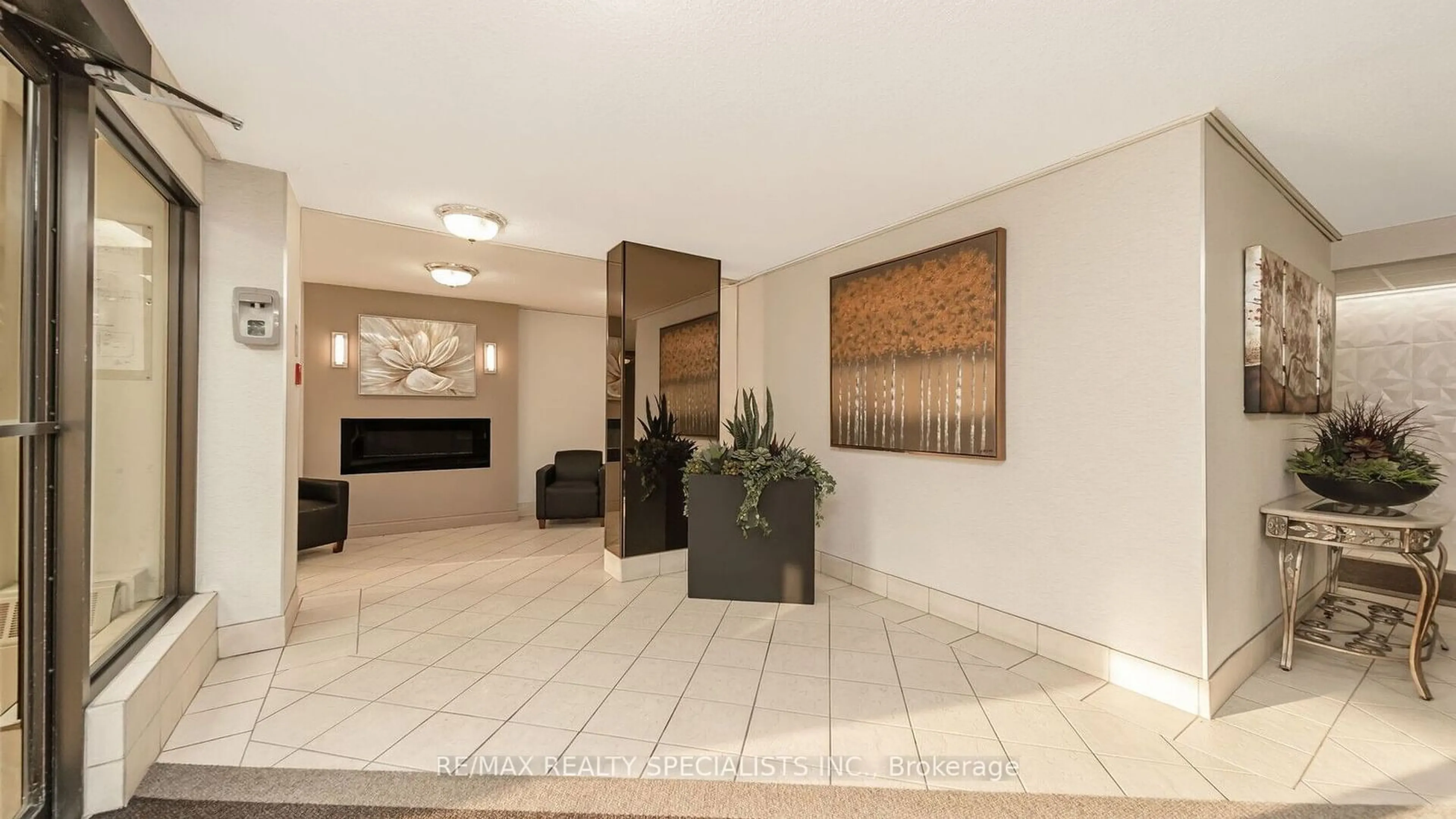 Indoor lobby, carpet floors for 18 Knightsbridge Rd #1011, Brampton Ontario L6T 3X5