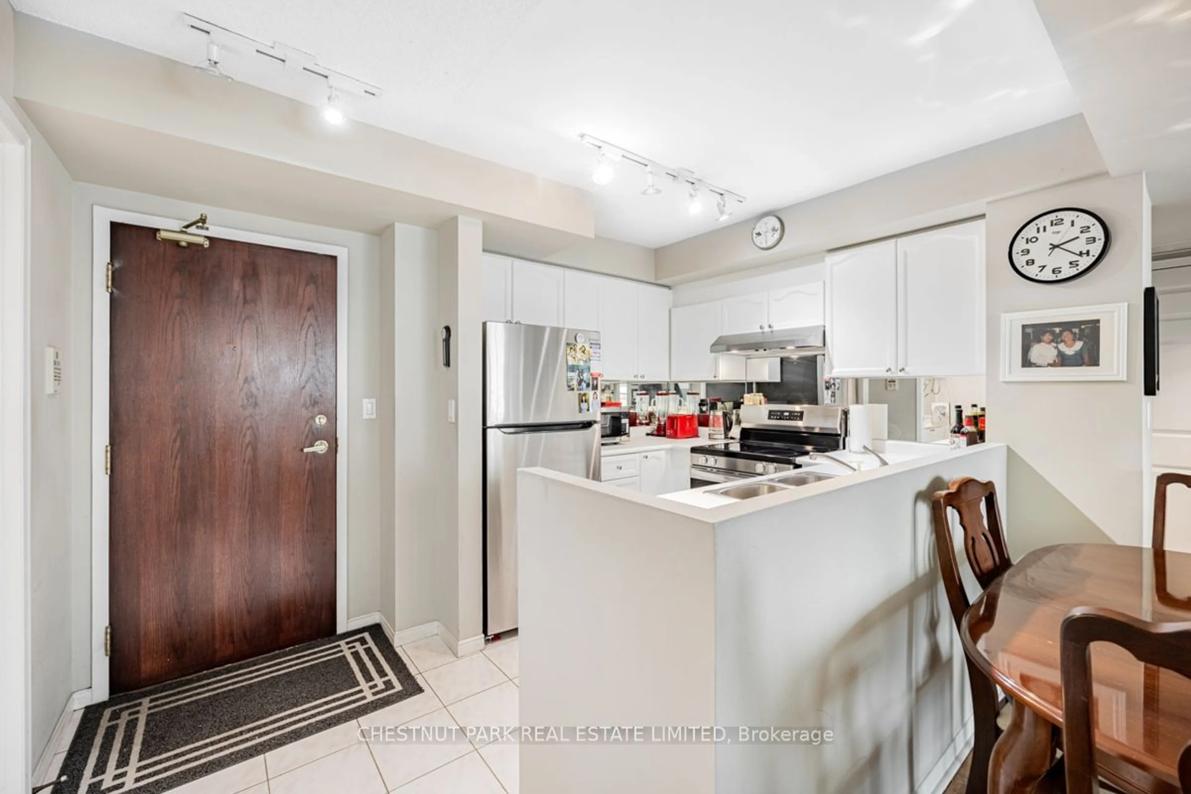 Open concept kitchen for 190 Manitoba St #910, Toronto Ontario M8Y 3Y8