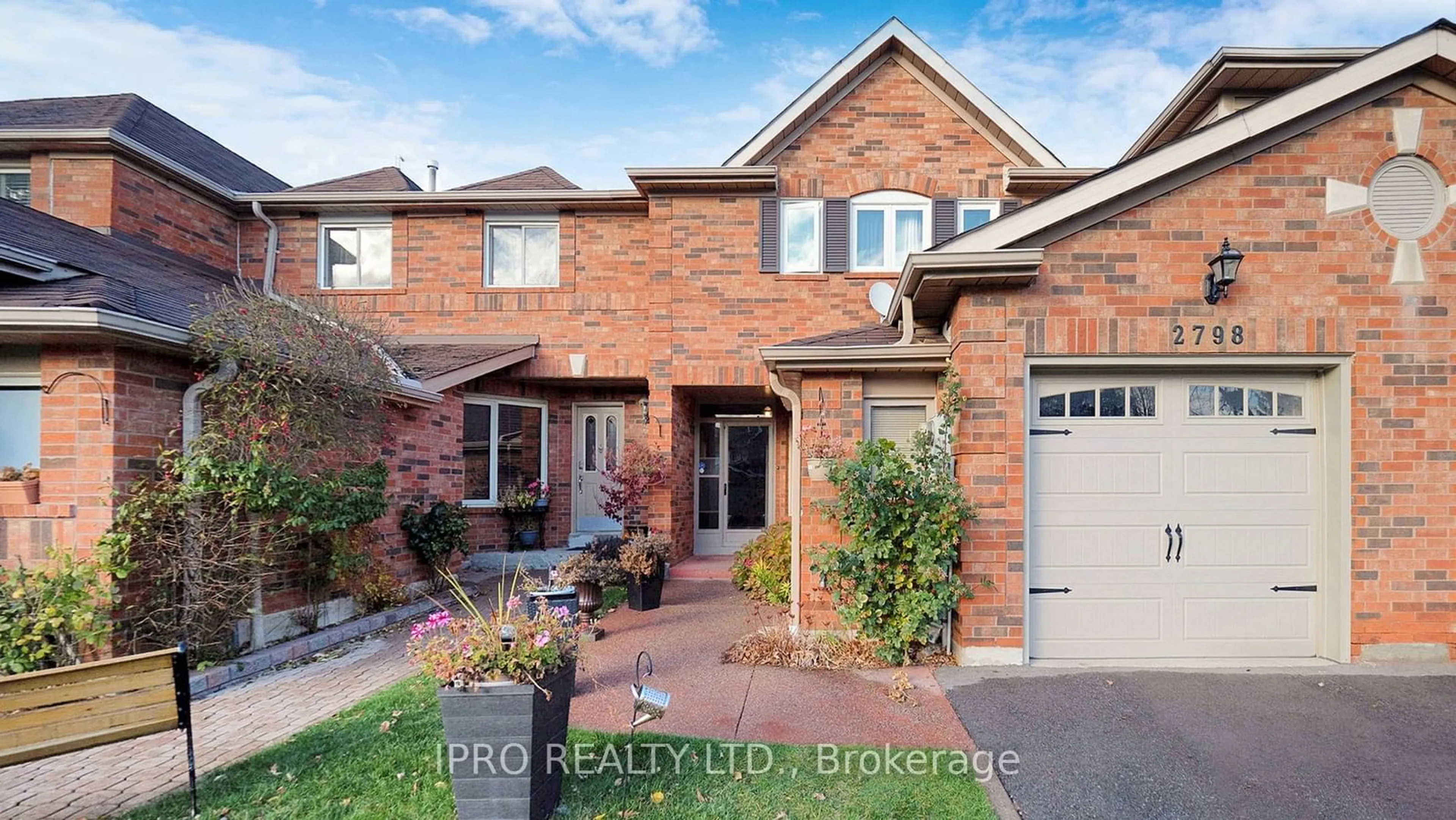 Home with brick exterior material for 2798 Lindholm Cres, Mississauga Ontario L5M 4S2