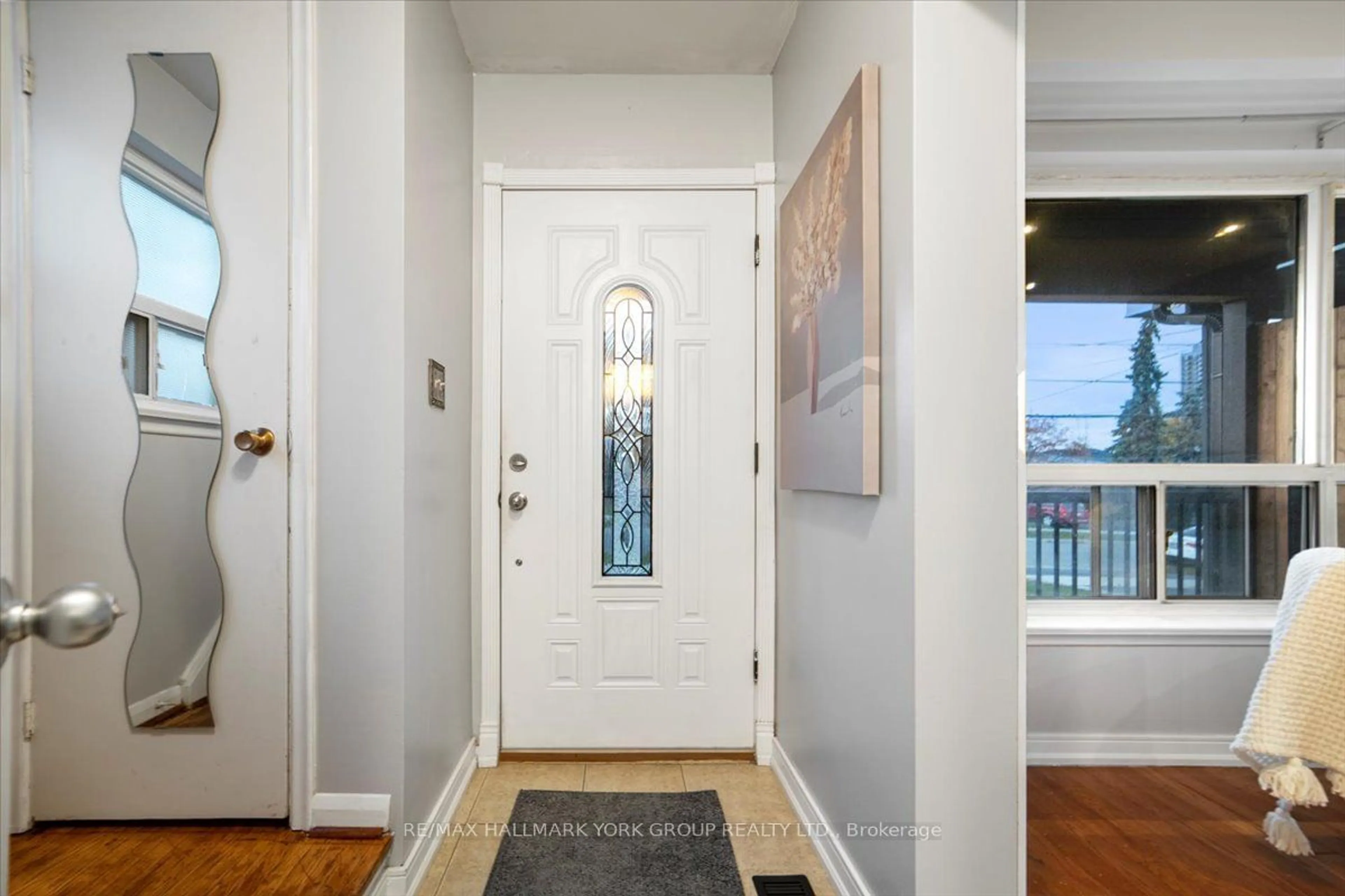 Indoor entryway, wood floors for 25 Windhill Cres, Toronto Ontario M9M 1Y1